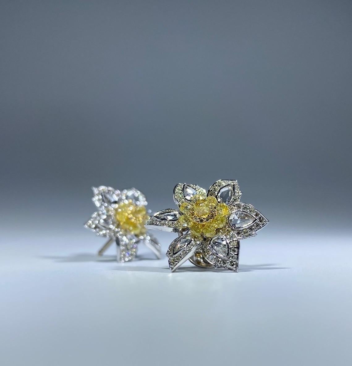 Nous vous présentons notre exquise boucle d'oreille Flower Rose Cut Diamond et 4,08 carats Fancy Yellow Briolette, un véritable chef-d'œuvre de sophistication et d'élégance. Ces superbes boucles d'oreilles sont une magnifique fusion de diamants
