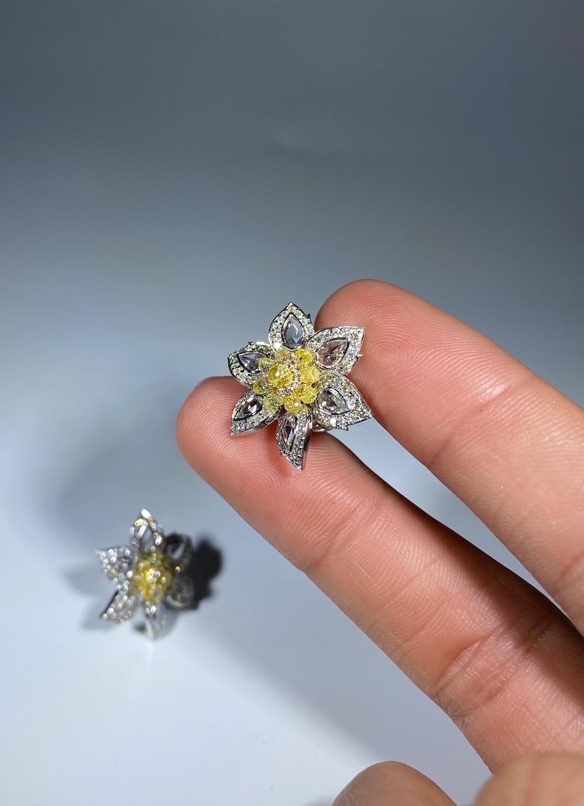 Taille briolette Boucles d'oreilles briolette jaune fantaisie avec diamants taille fleur rose de 4,08 carats en vente