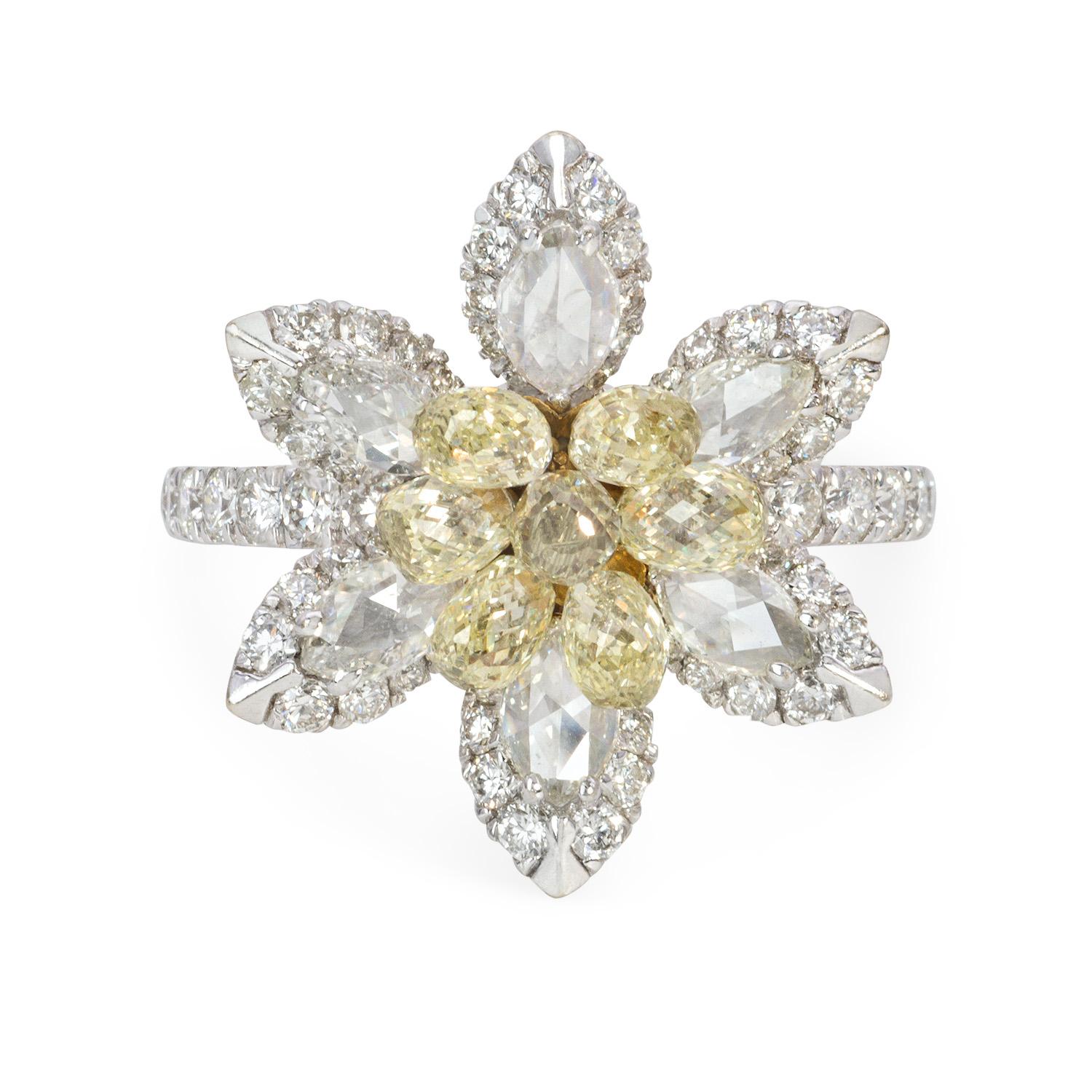 Boucles d'oreilles briolette jaune fantaisie avec diamants taille fleur rose de 4,08 carats Unisexe en vente