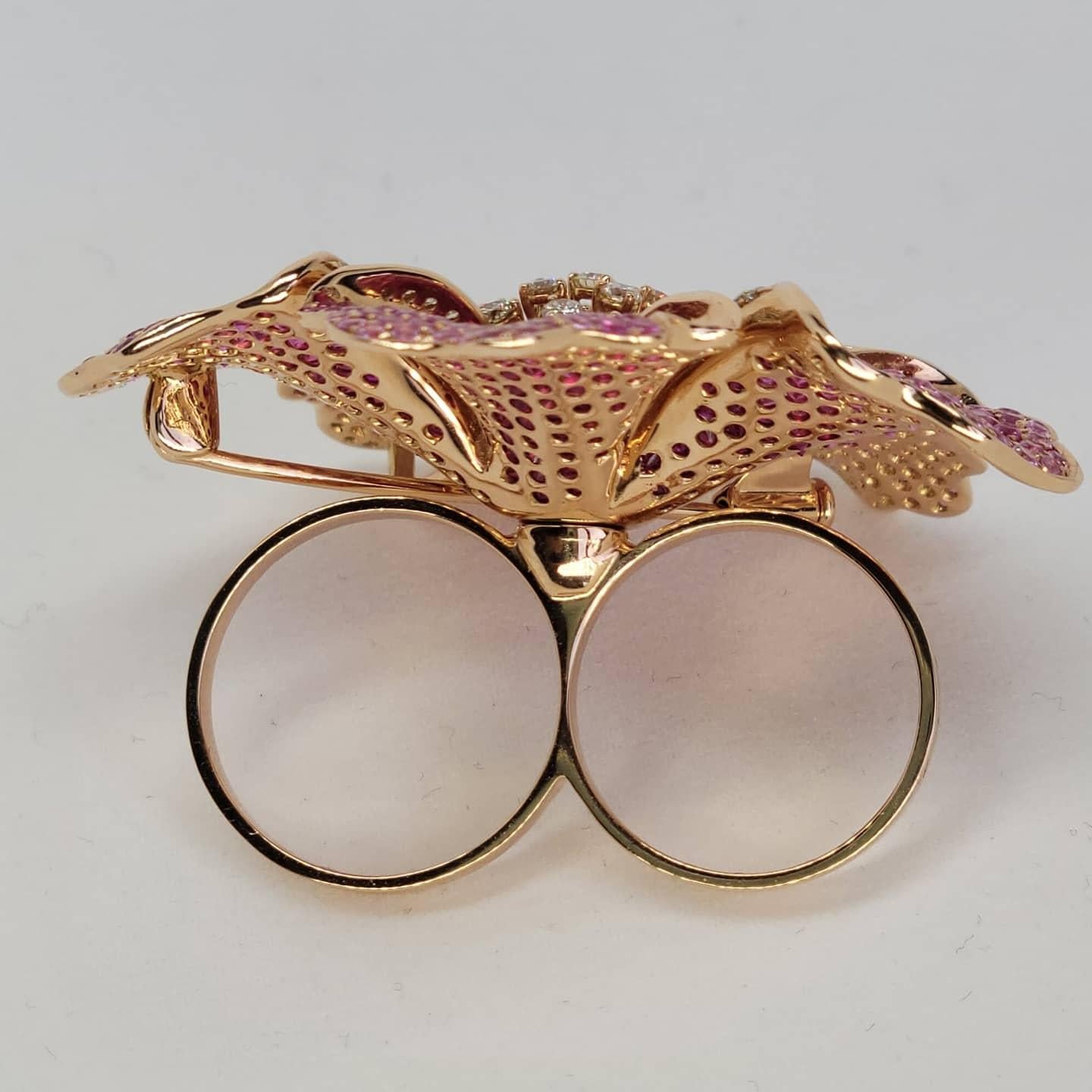 Colgante Broche Anillo Cóctel Flor Rubí y Zafiros, Tres en Uno, Único Moderno en venta