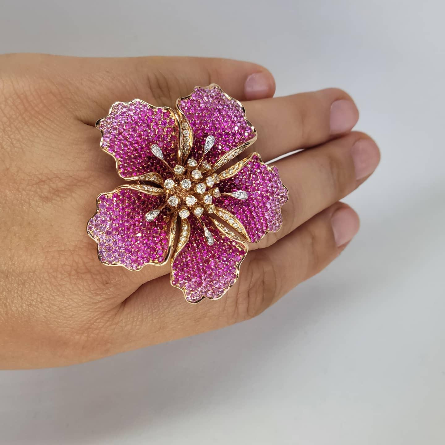 Cocktail-Ring-Brosche mit Blumen-Blumen-Rubin- und Saphir-Anhänger, Drei in One, Einzigartig (Rundschliff) im Angebot