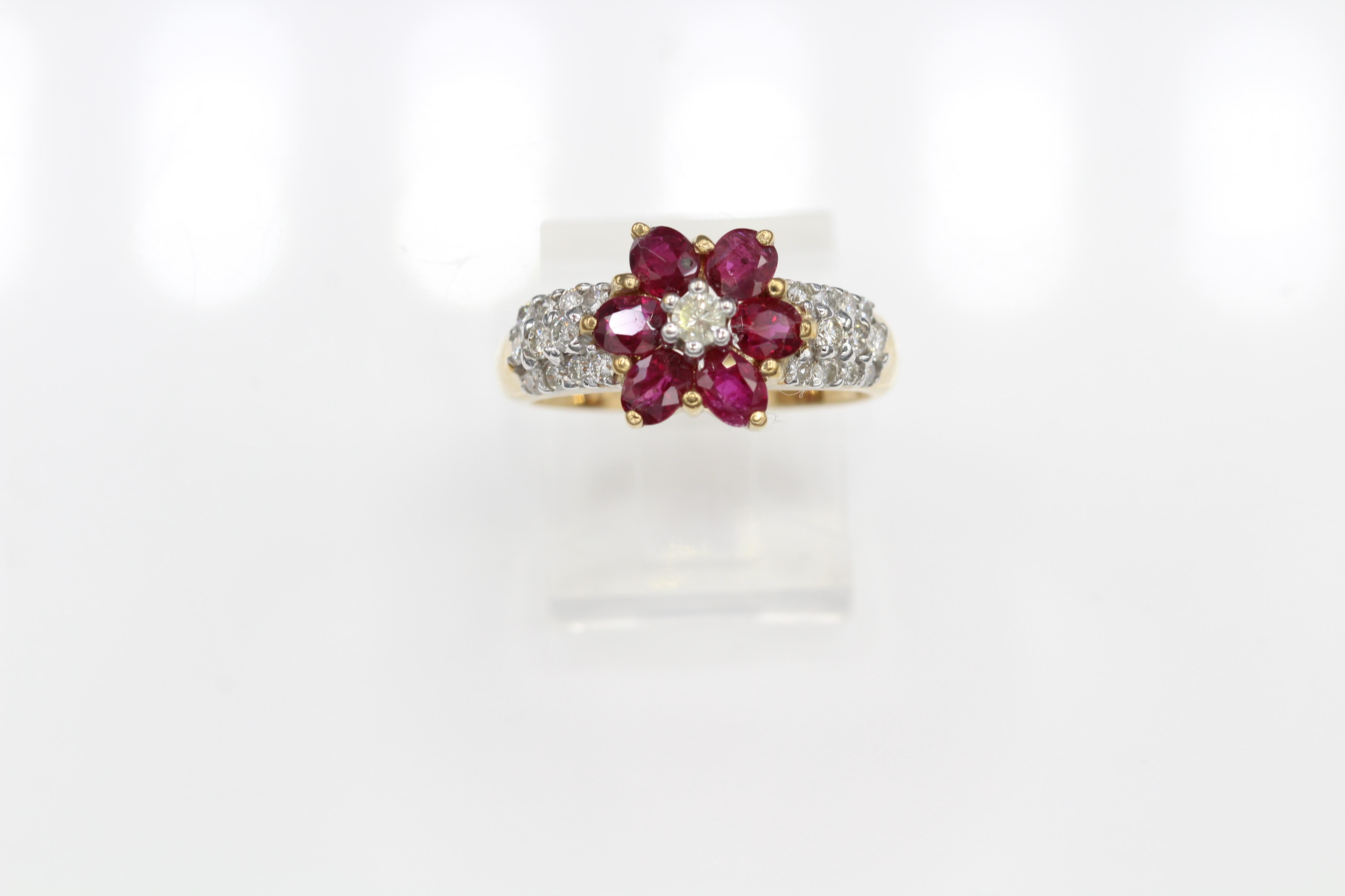 Blumen-Rubin-Ring aus 14 Karat Gelbgold und Diamanten (Ovalschliff)