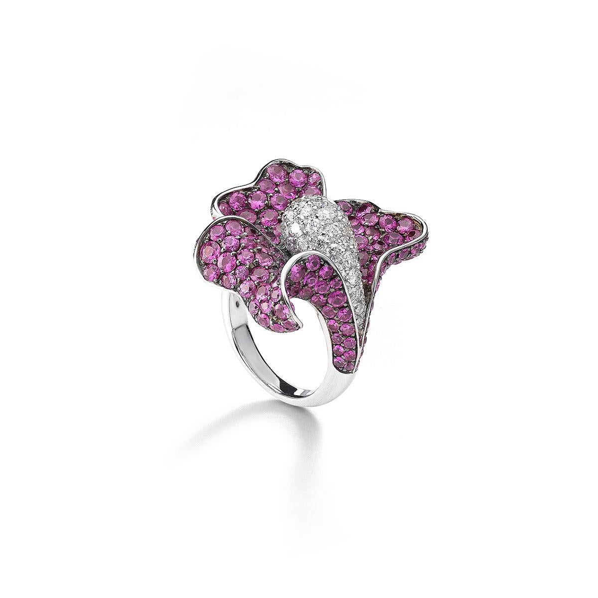 Ring in 18kt white gold set with 61 diamonds 1.86 cts and 175 pink sapphires 6.31 cts Size 54            