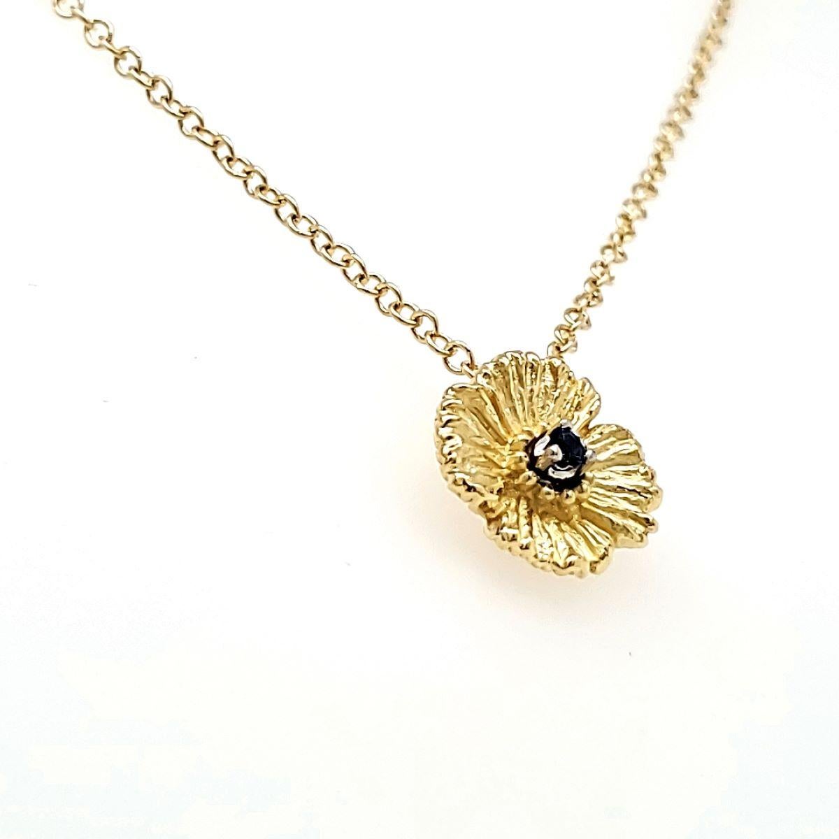 Contemporaneo Ciondolo con zaffiro fiore 0,04 carati e catena in oro 18k in vendita