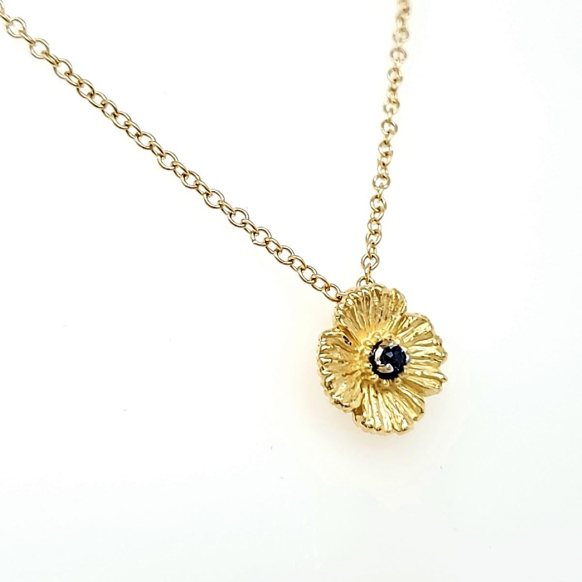 Taglio rotondo Ciondolo con zaffiro fiore 0,04 carati e catena in oro 18k in vendita