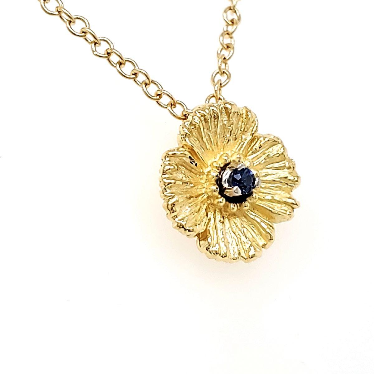 Ciondolo con zaffiro fiore 0,04 carati e catena in oro 18k In condizioni Nuovo in vendita a Hong Kong, HK
