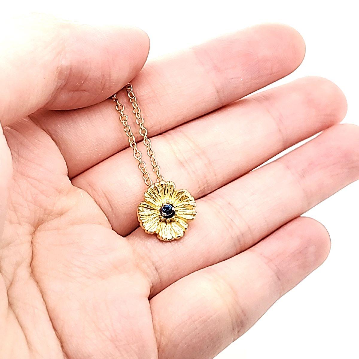 Donna Ciondolo con zaffiro fiore 0,04 carati e catena in oro 18k in vendita