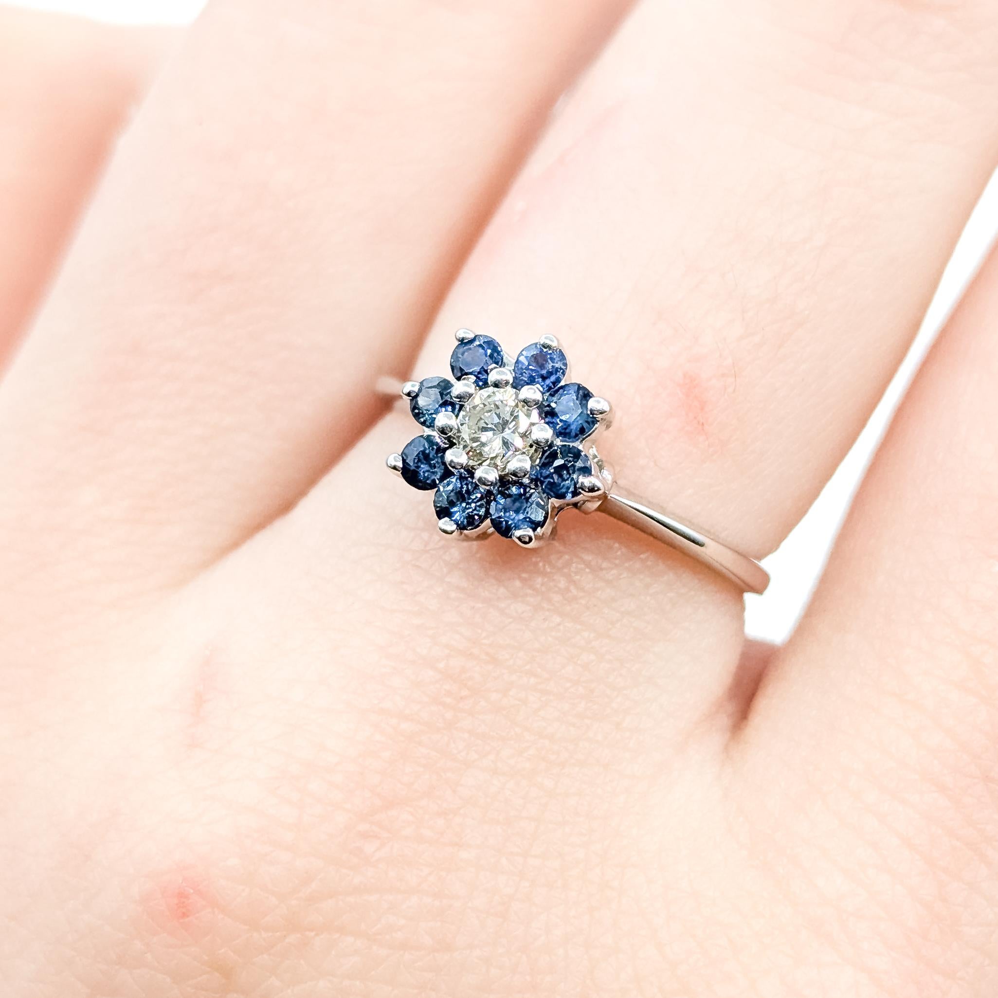 Taille ronde Flower Sapphire & Diamond Ring in 14k white gold en vente