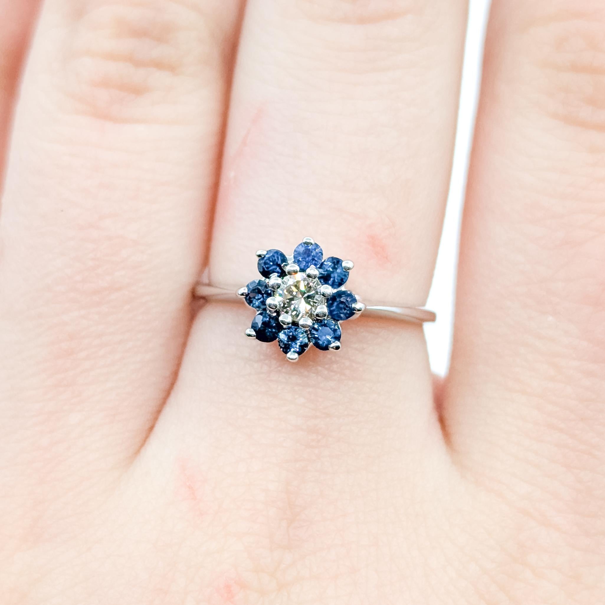 Flower Sapphire & Diamond Ring in 14k white gold Excellent état - En vente à Bloomington, MN
