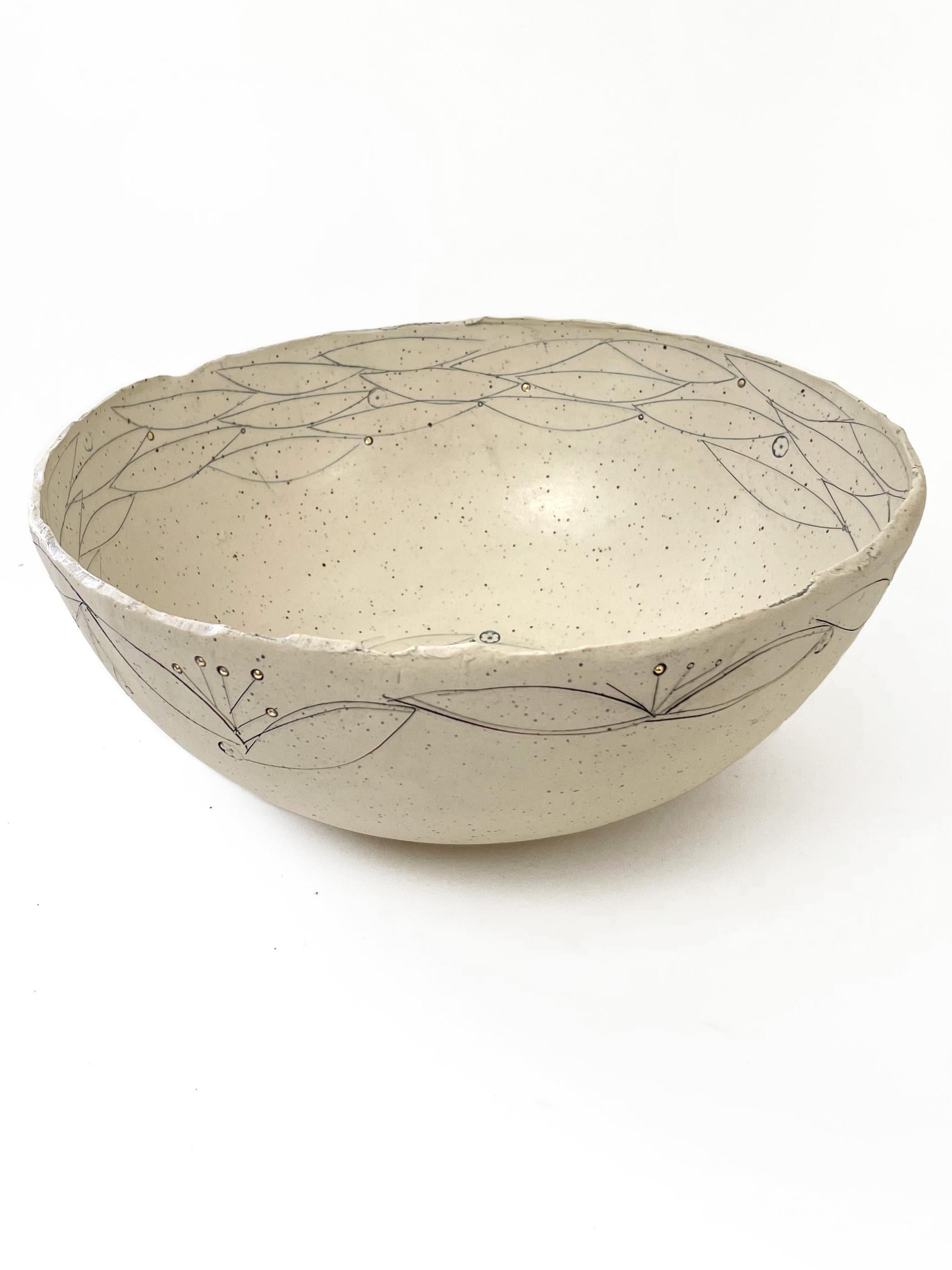 Blumen-, Saat-, Nest-, Schale, Steingutschale aus Steingut mit 22-karätigem Goldranddetail von Helen Prior (Moderne) im Angebot
