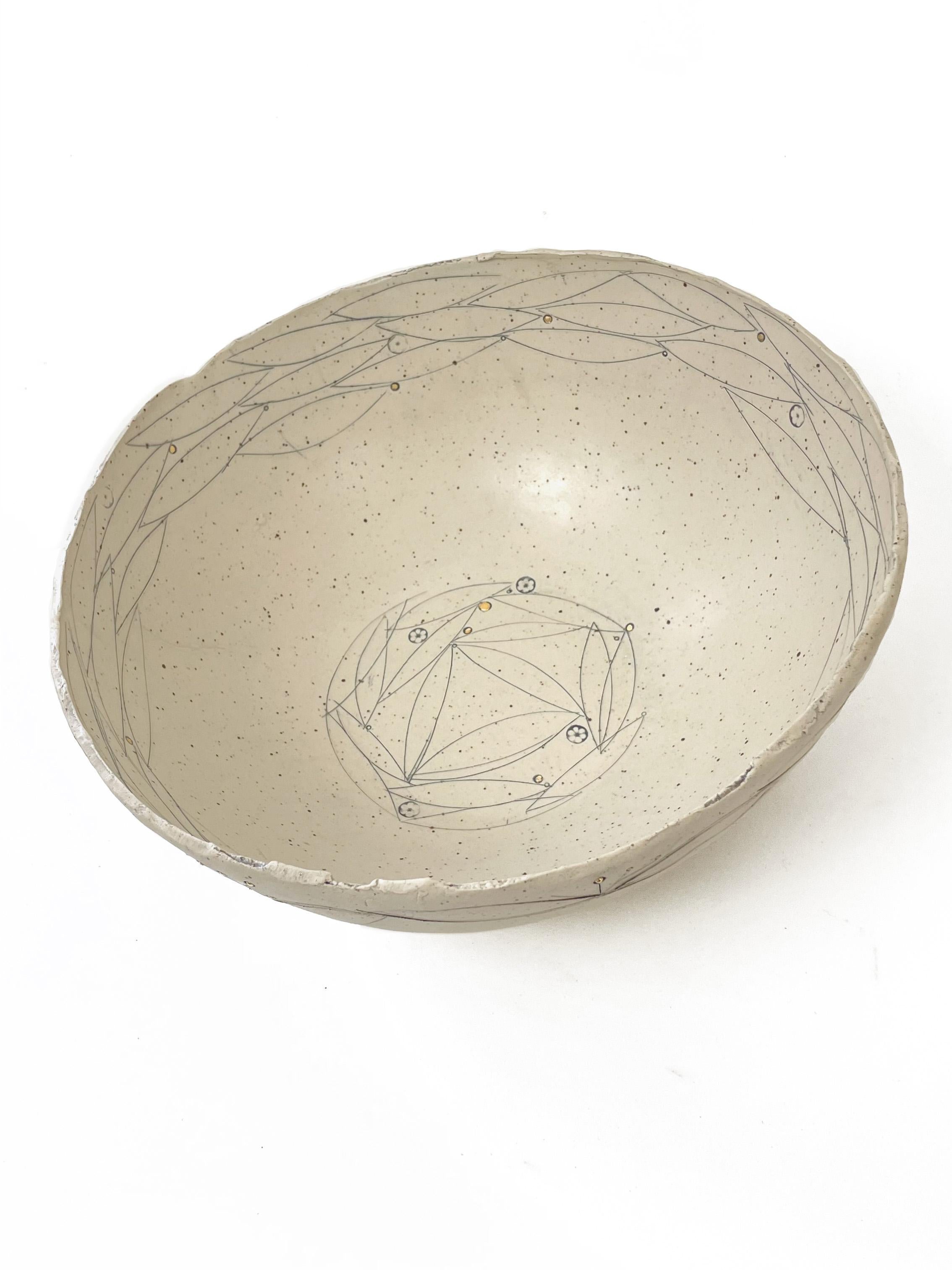 Blumen-, Saat-, Nest-, Schale, Steingutschale aus Steingut mit 22-karätigem Goldranddetail von Helen Prior (amerikanisch) im Angebot