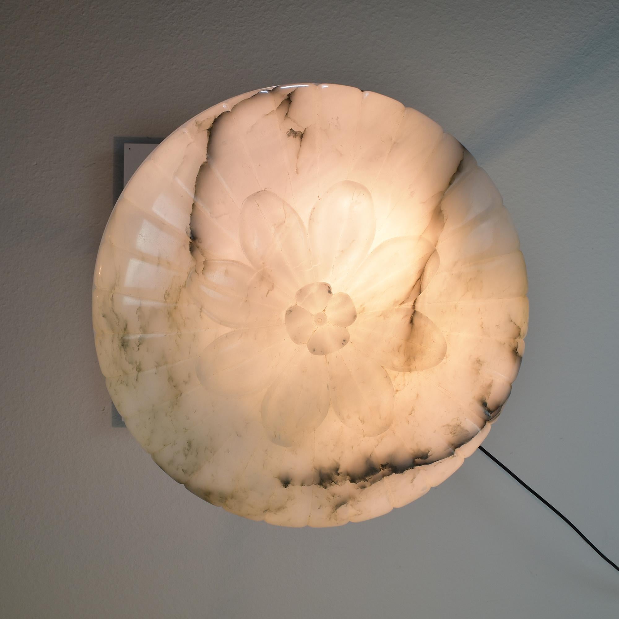 Francese Lampada a sospensione in alabastro luminoso a forma di fiore Art Deco Lampada a soffitto in vendita