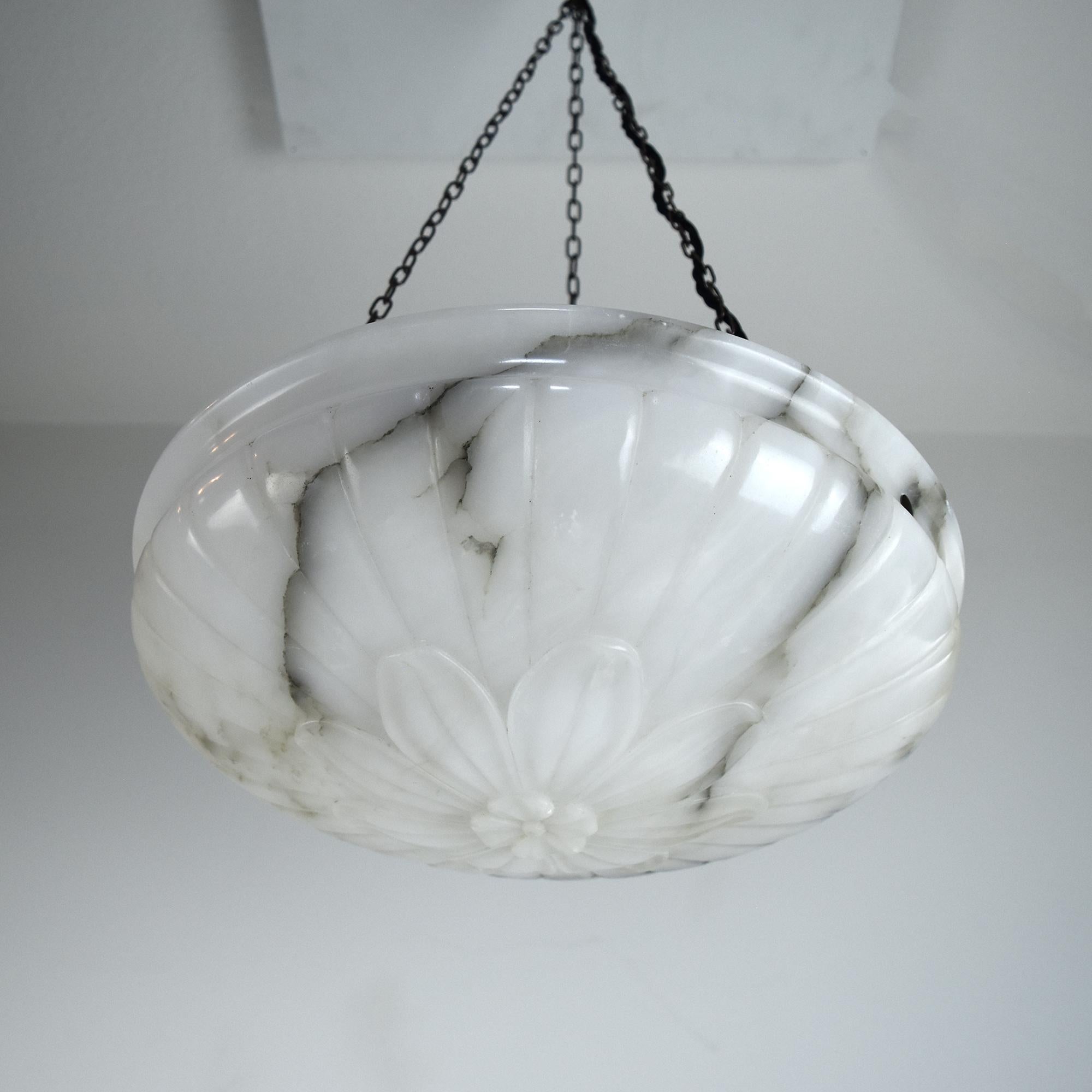 Inizio XX secolo Lampada a sospensione in alabastro luminoso a forma di fiore Art Deco Lampada a soffitto in vendita