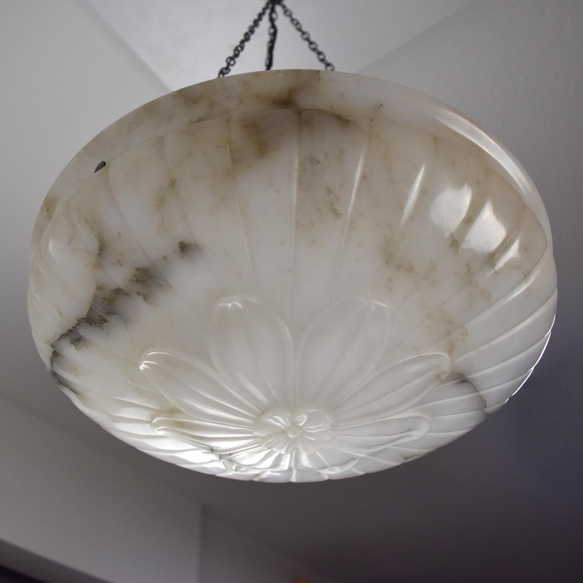Alabastro Lampada a sospensione in alabastro luminoso a forma di fiore Art Deco Lampada a soffitto in vendita