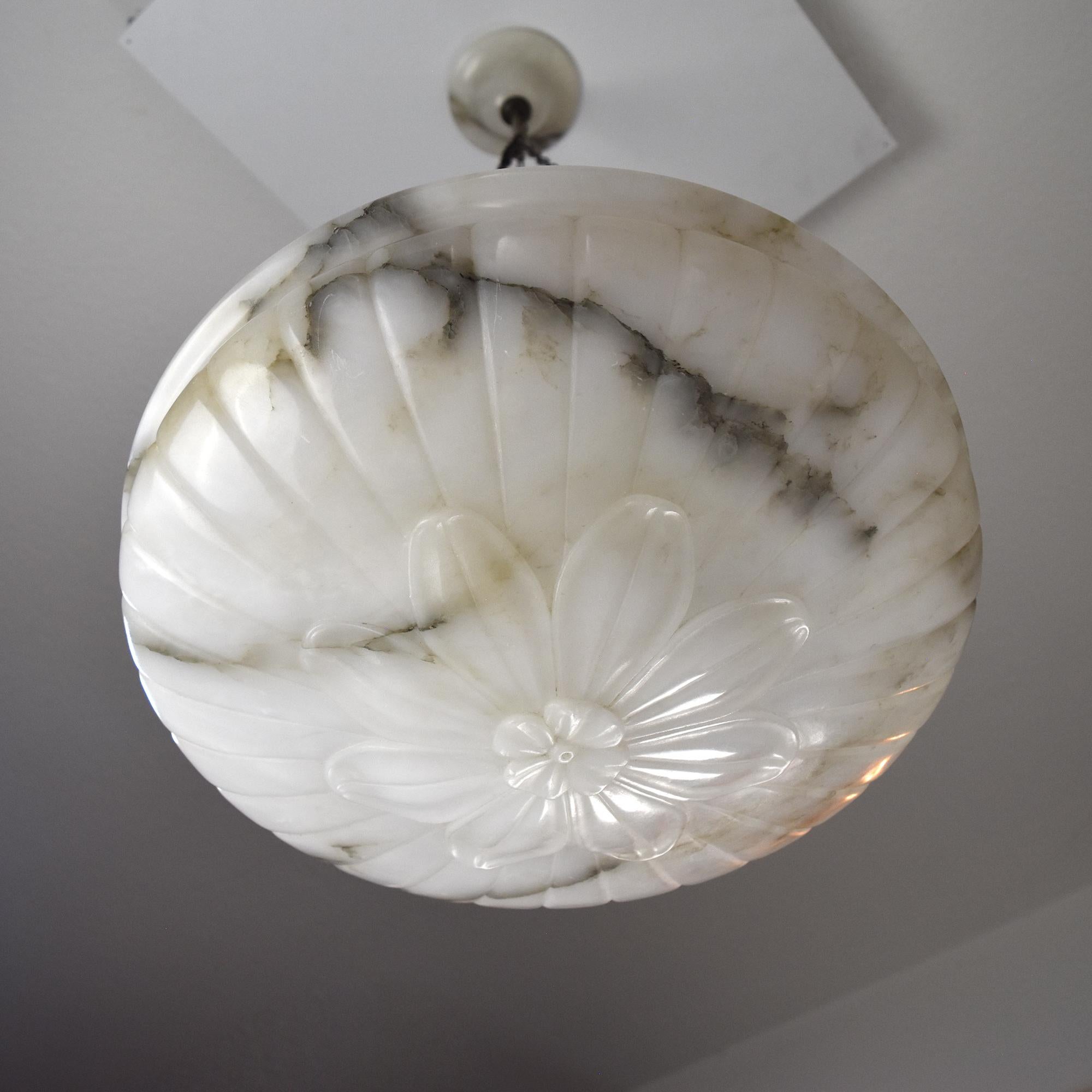 Lampada a sospensione in alabastro luminoso a forma di fiore Art Deco Lampada a soffitto in vendita 1