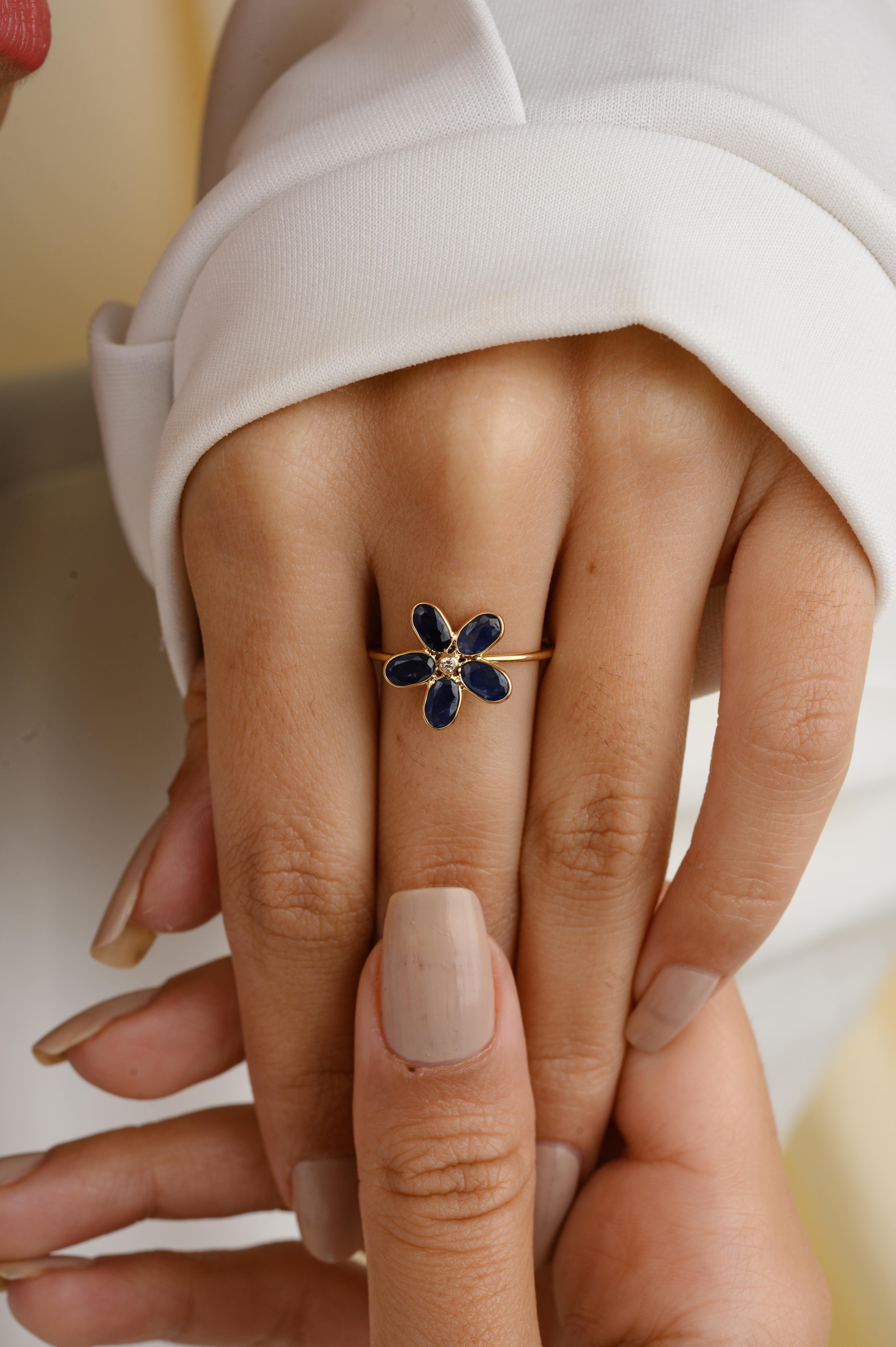 Im Angebot: Ring in Blumenform mit blauem Saphir und Diamant für sie aus 18 Karat Gelbgold () 2