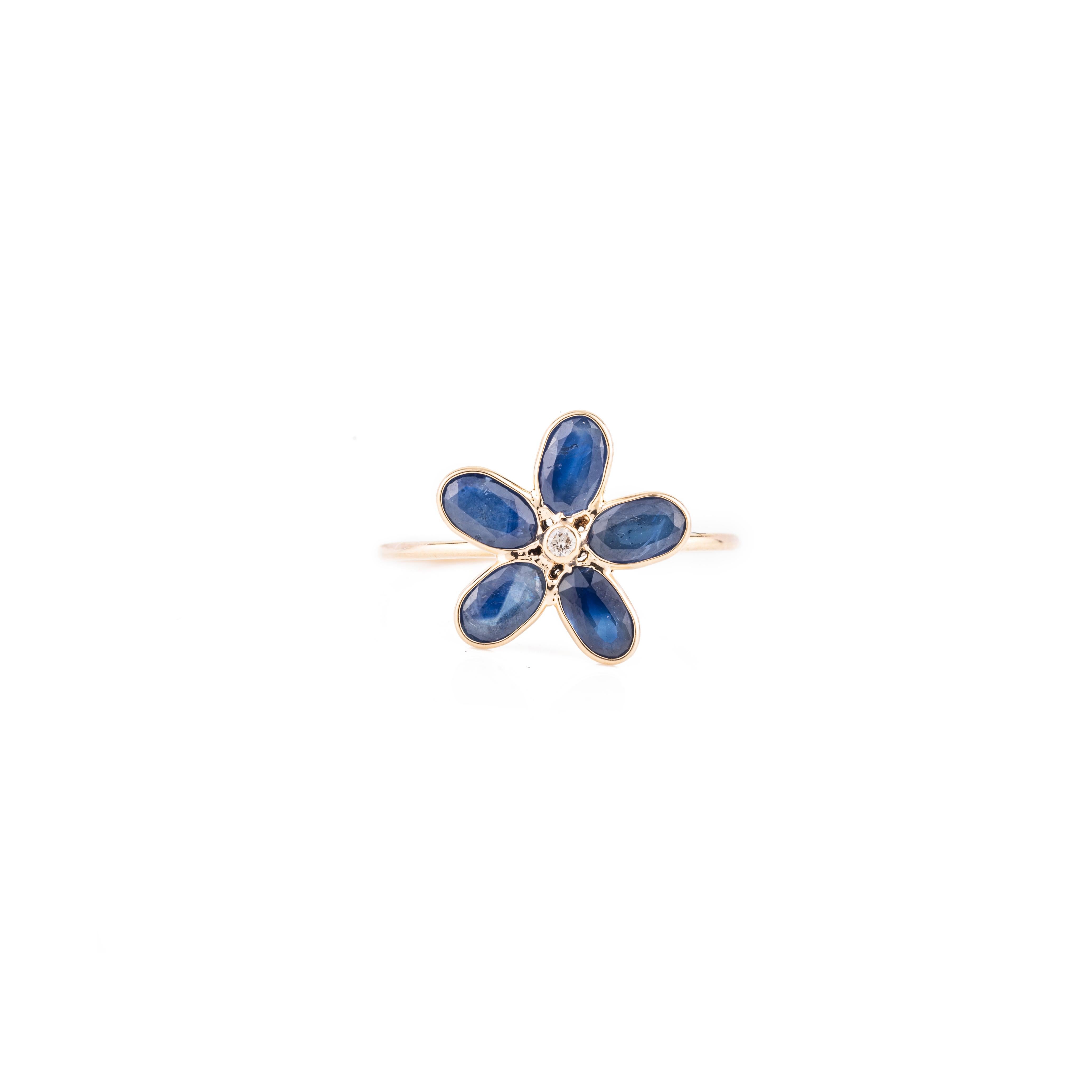 En vente :  Bague pour elle en or jaune 18k avec saphir bleu et diamant en forme de fleur 3