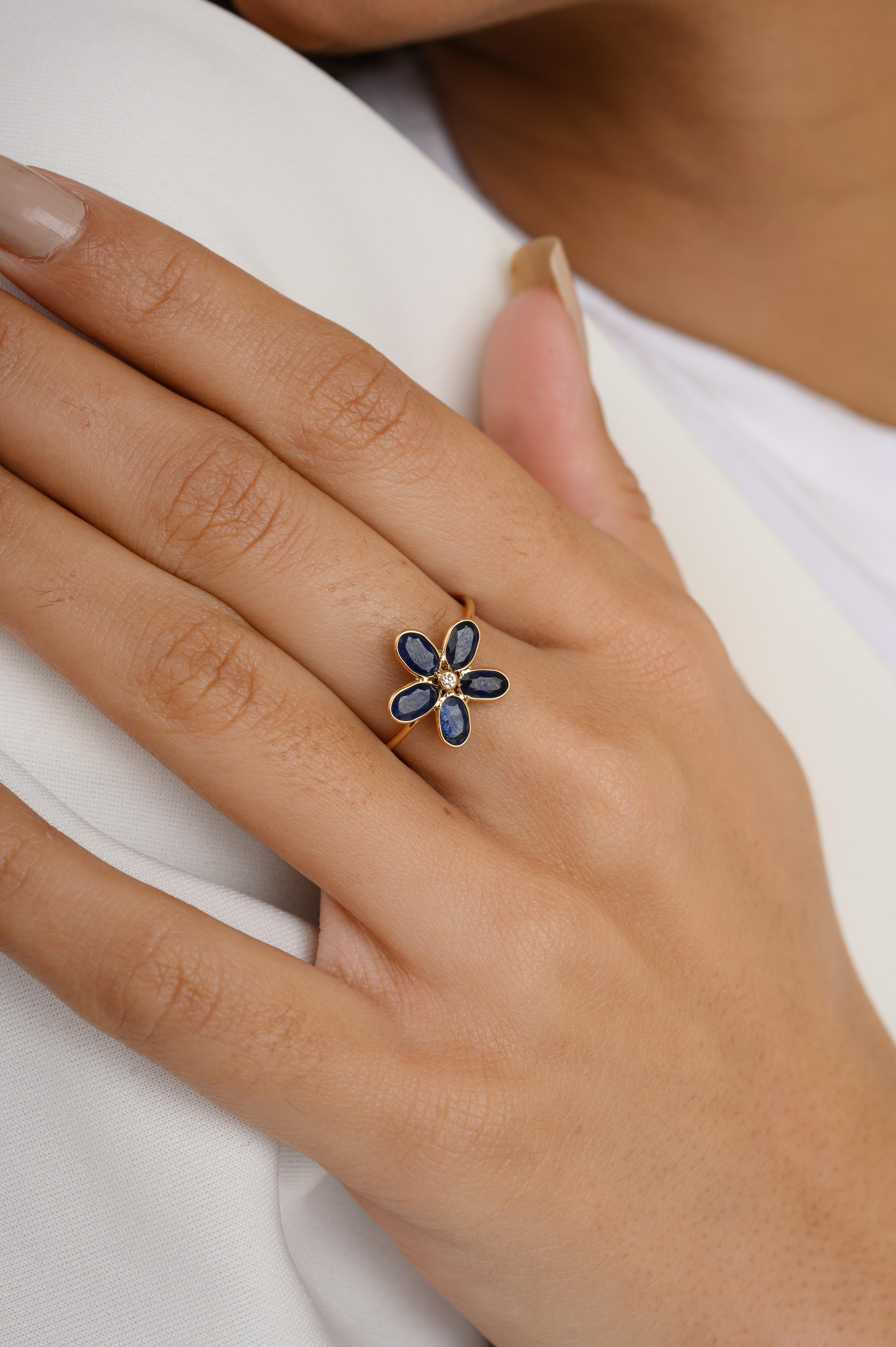 Im Angebot: Ring in Blumenform mit blauem Saphir und Diamant für sie aus 18 Karat Gelbgold () 5