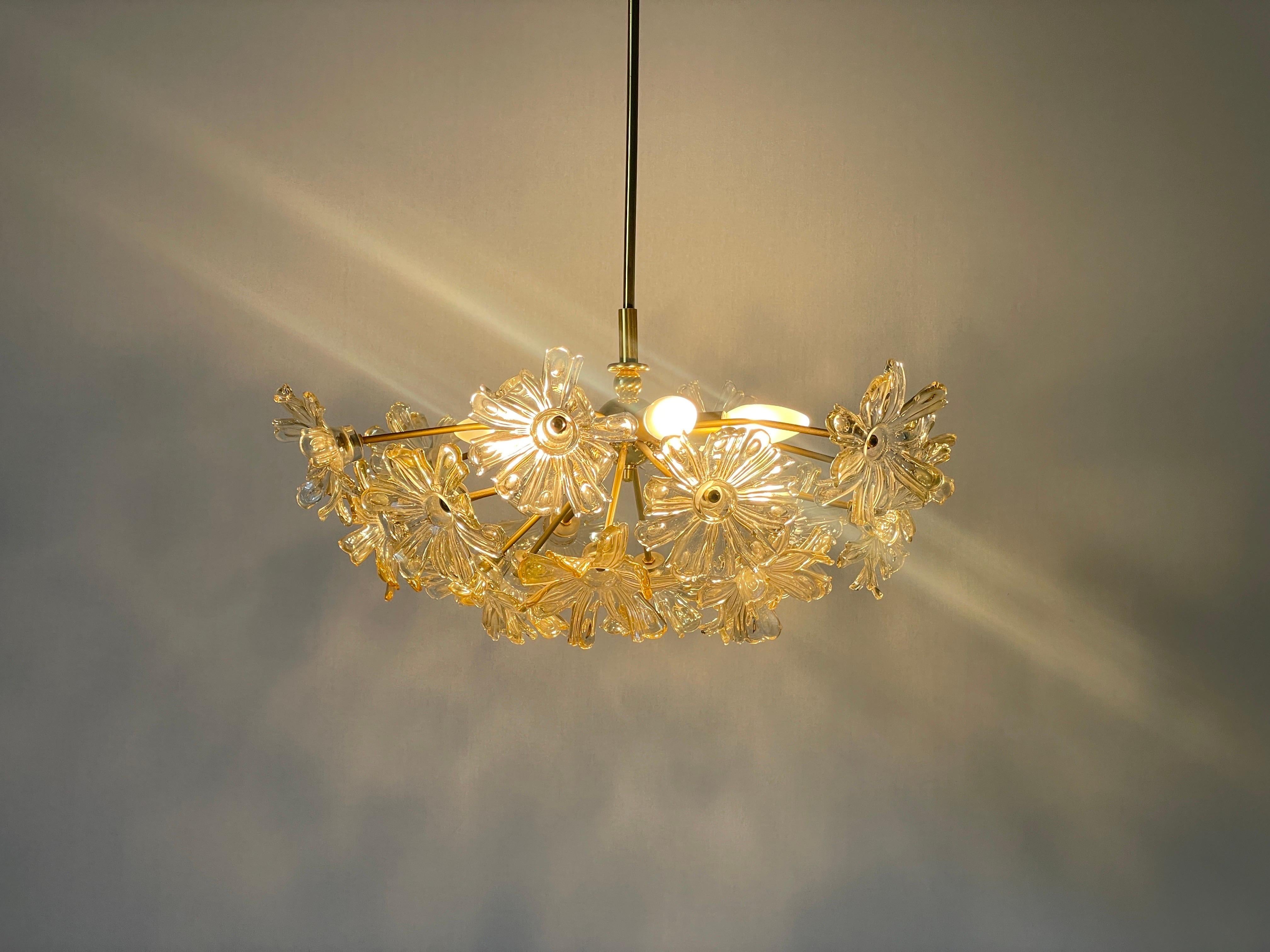 Lampada a sospensione in cristallo e ottone a forma di fiore, anni '60, Germania in vendita 3