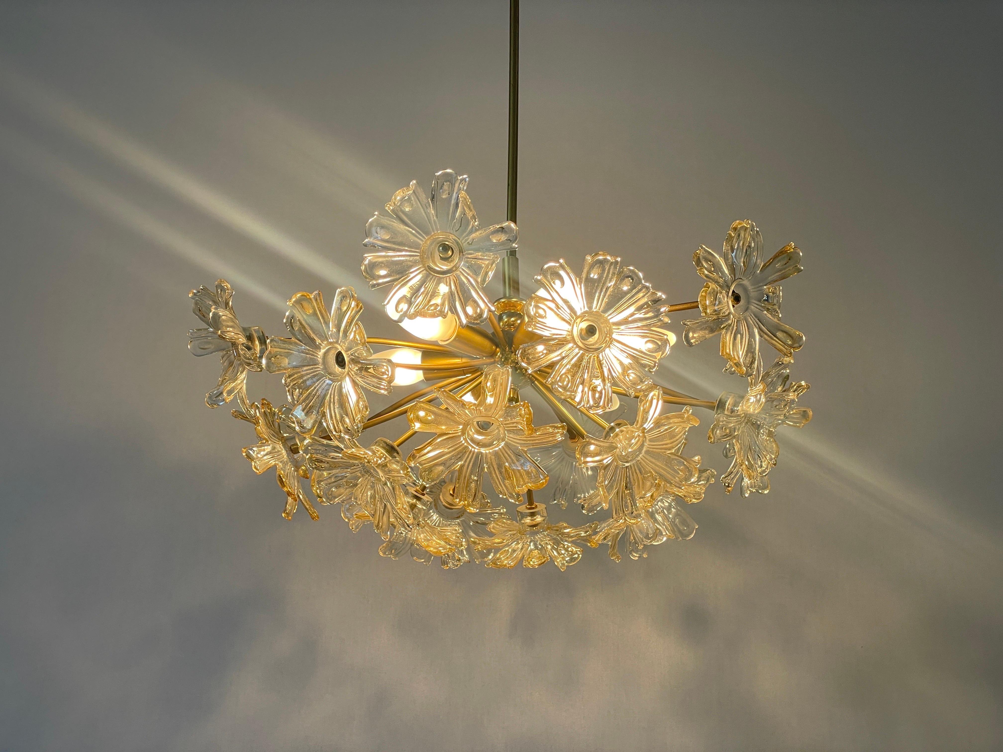 Lampada a sospensione in cristallo e ottone a forma di fiore, anni '60, Germania in vendita 4