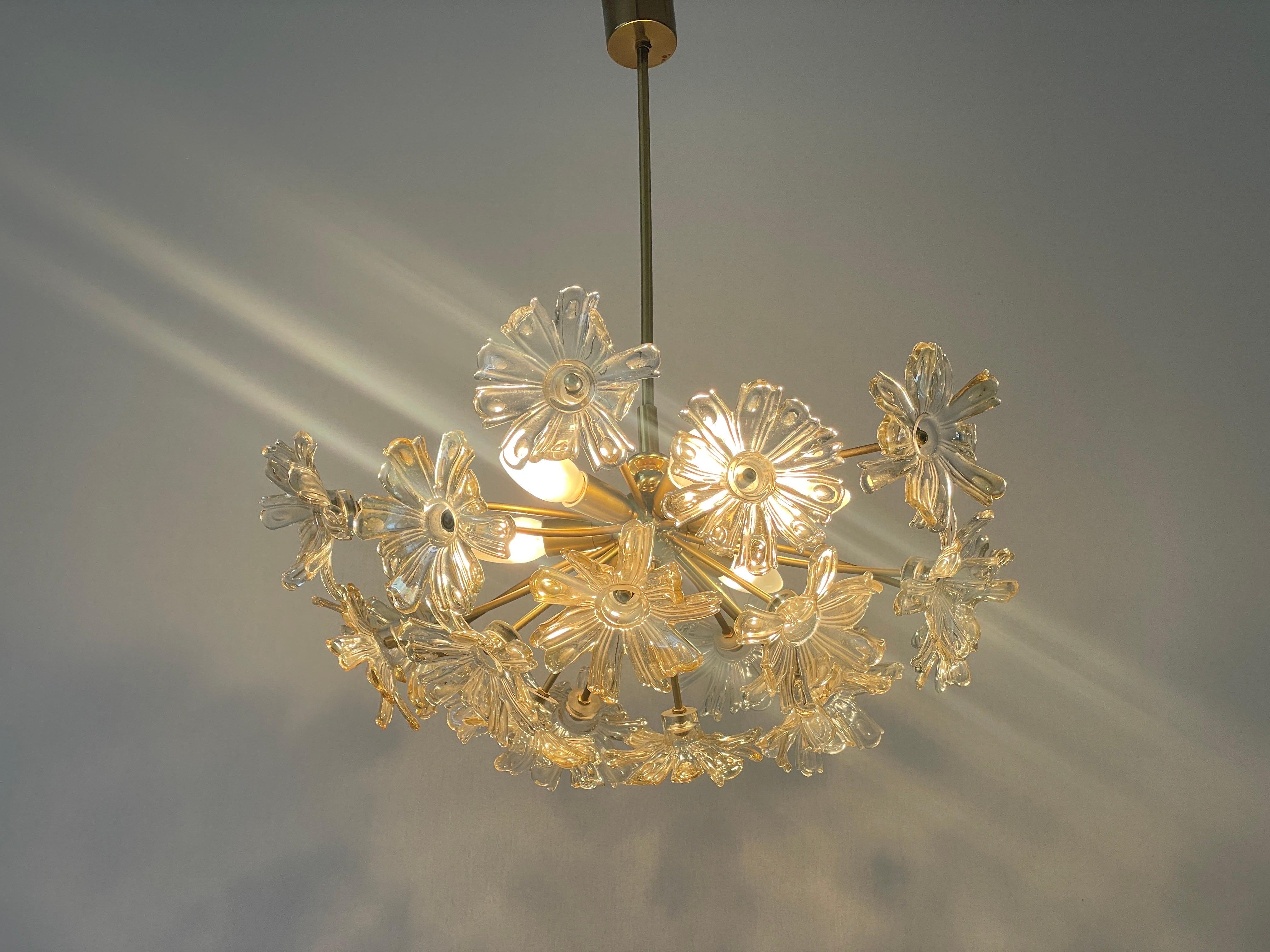 Lampada a sospensione in cristallo e ottone a forma di fiore, anni '60, Germania in vendita 5