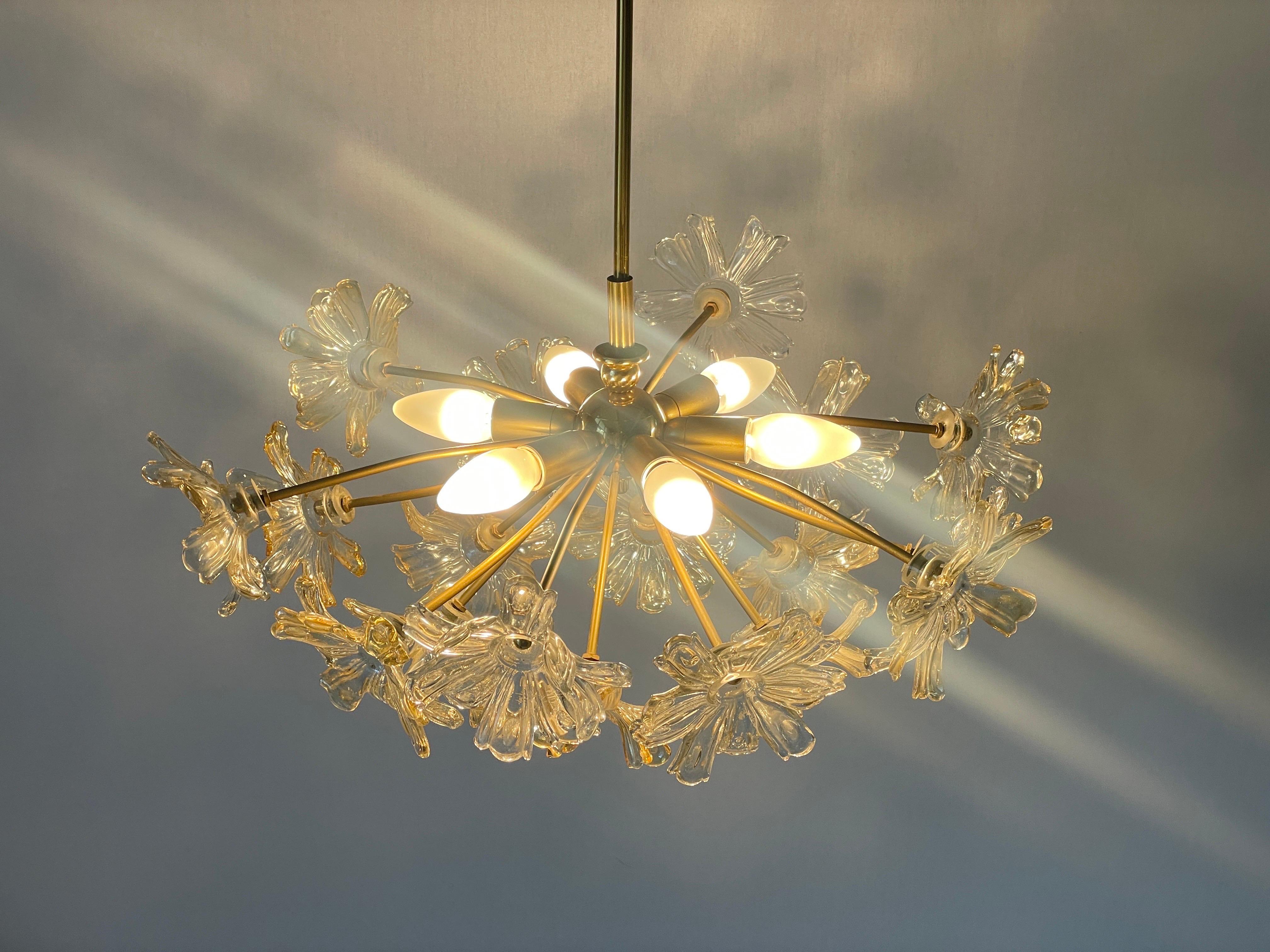 Lampada a sospensione in cristallo e ottone a forma di fiore, anni '60, Germania in vendita 6