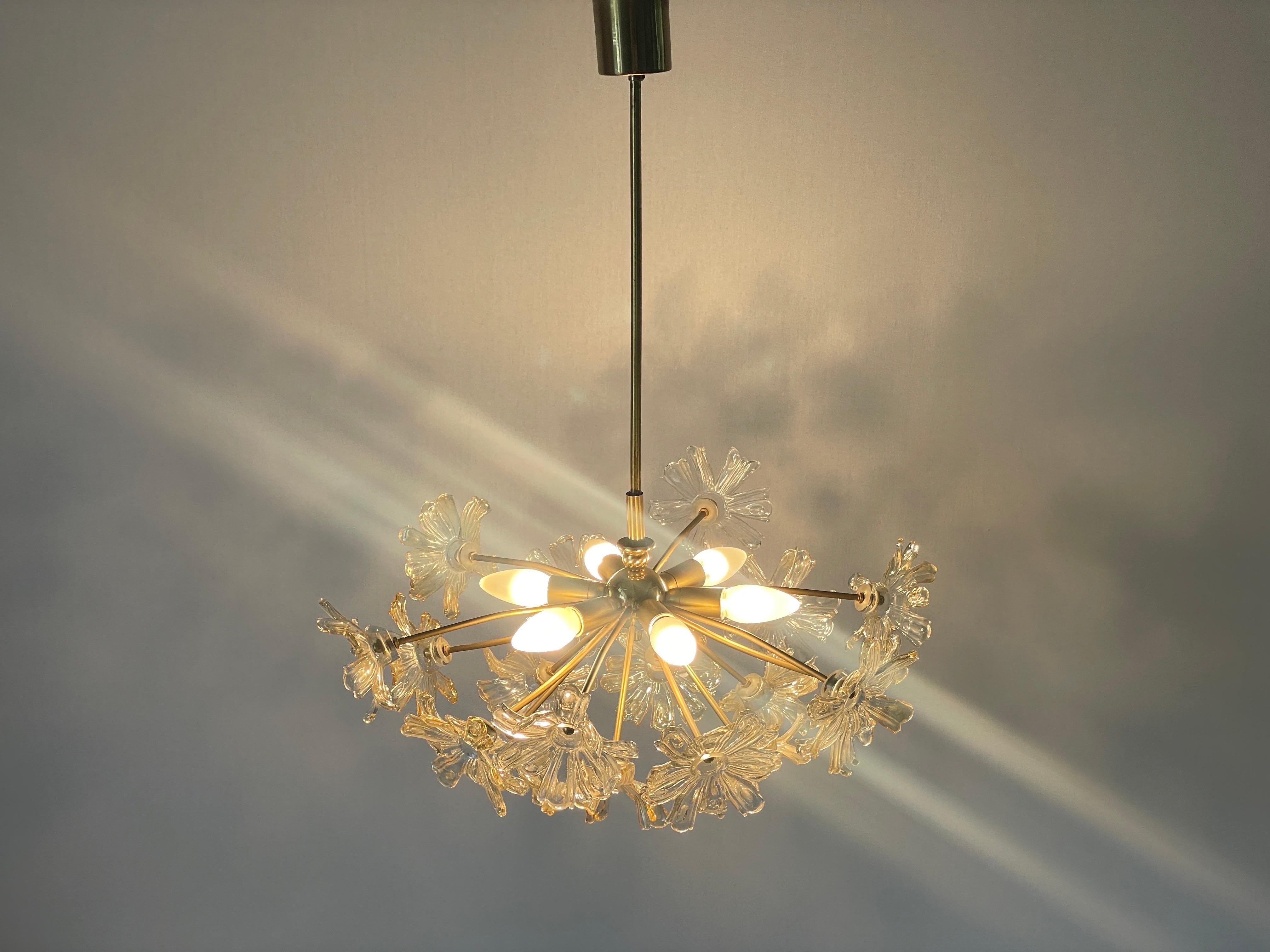 Lampada a sospensione in cristallo e ottone a forma di fiore, anni '60, Germania in vendita 8