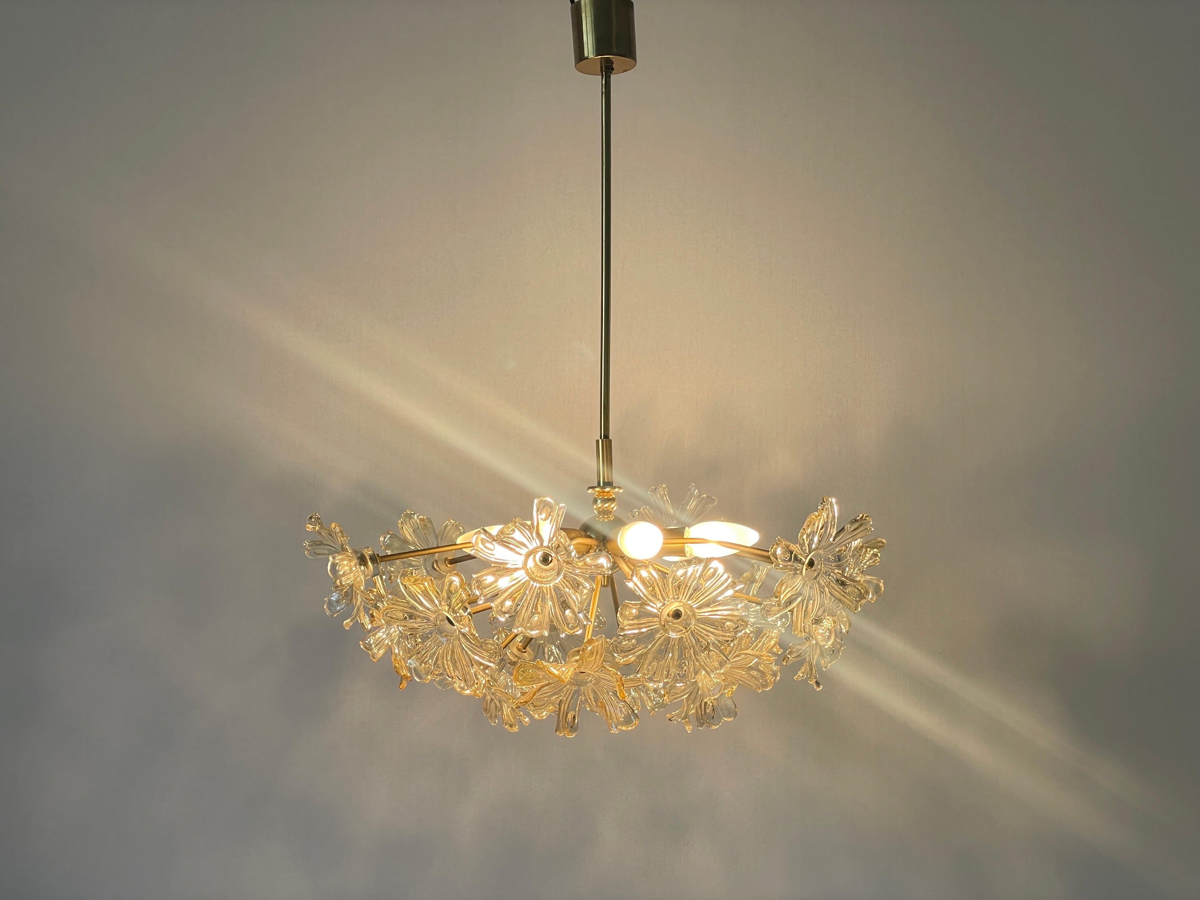 Lampada a sospensione in cristallo e ottone a forma di fiore, anni '60, Germania in vendita 9
