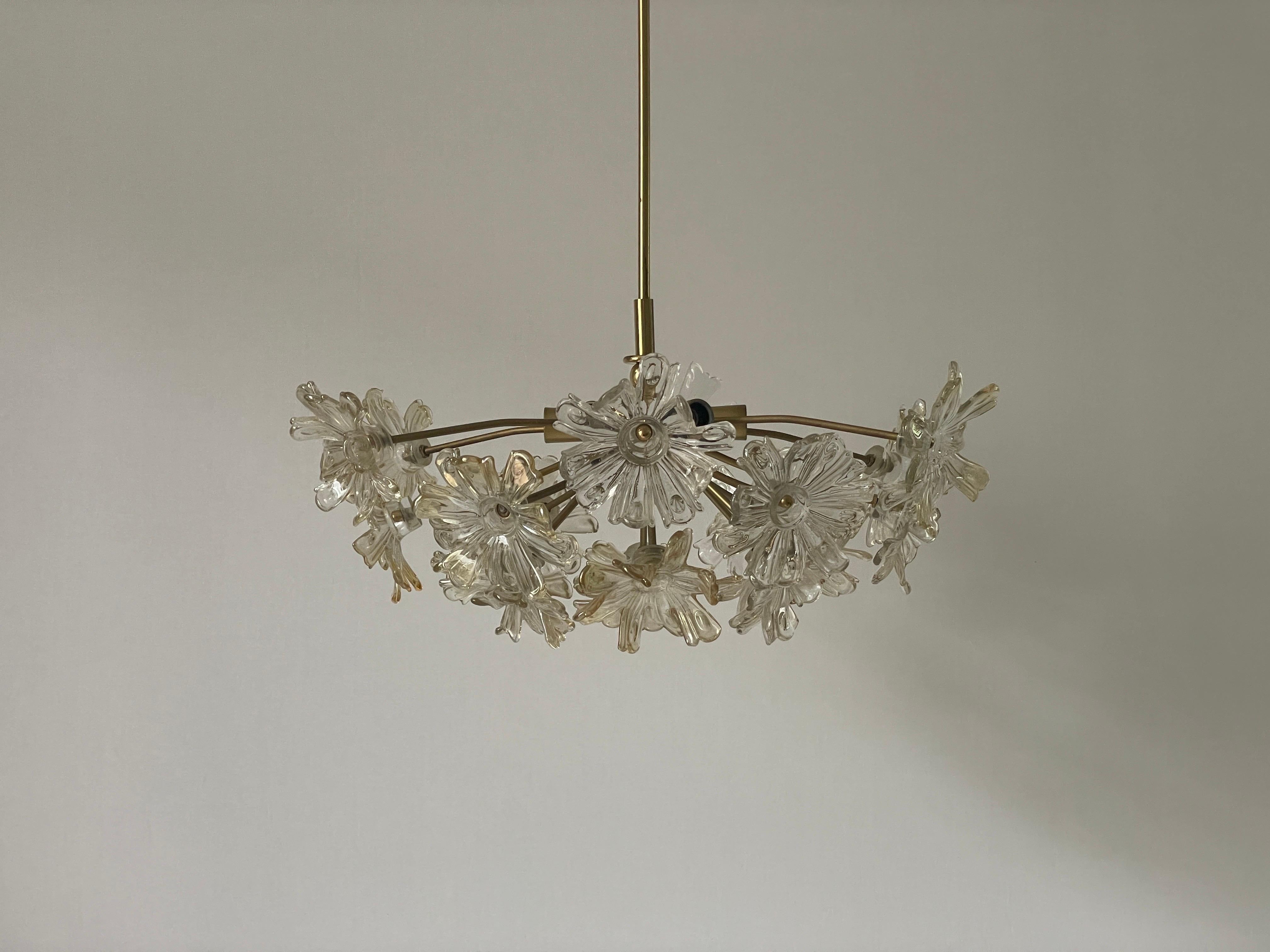 Lampada a sospensione in cristallo e ottone a forma di fiore, anni '60, Germania

Il paralume è in ottime condizioni vintage.

Questa lampada funziona con 6 lampadine E14. 
Cablato e adatto all'uso con 220V e 110V per tutti i paesi.

Misure: