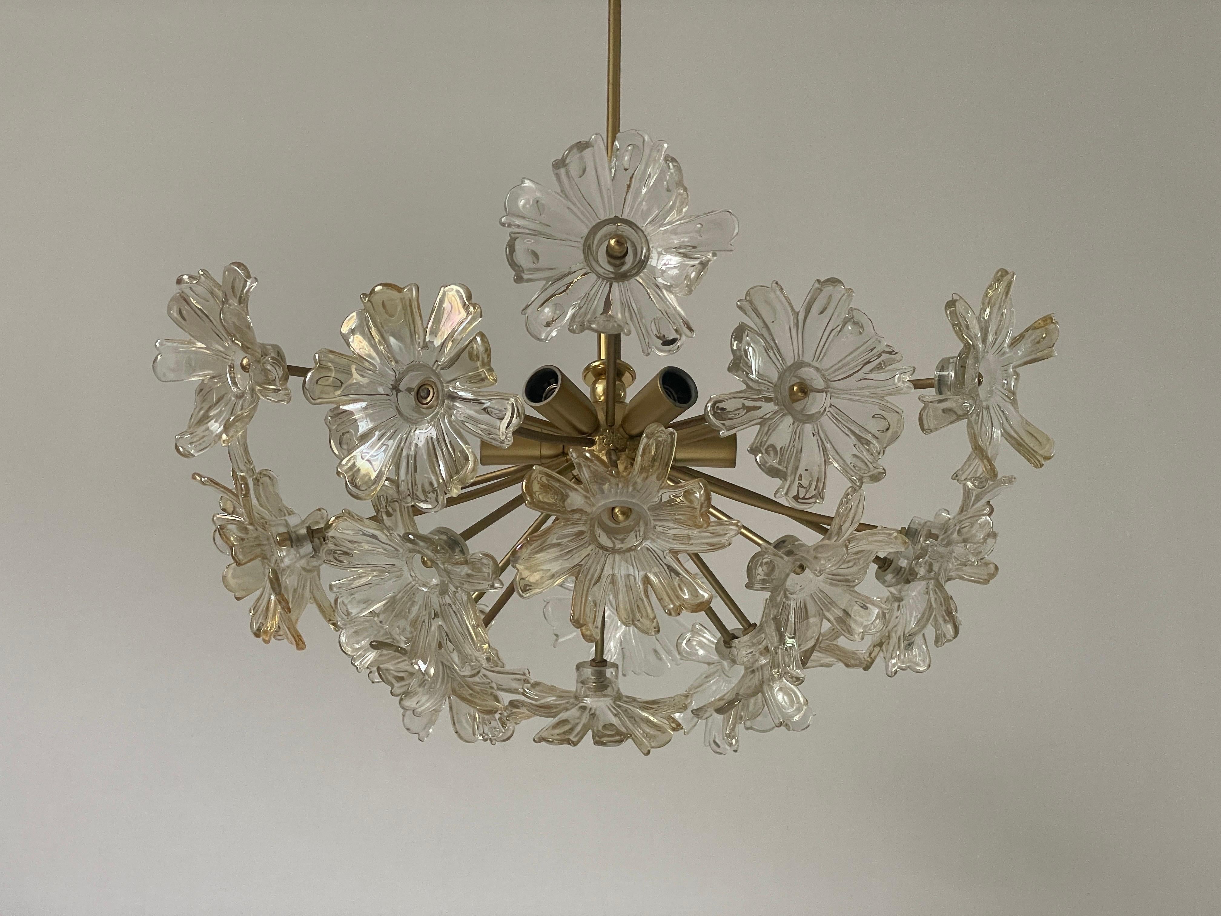 Mid-Century moderno Lampada a sospensione in cristallo e ottone a forma di fiore, anni '60, Germania in vendita