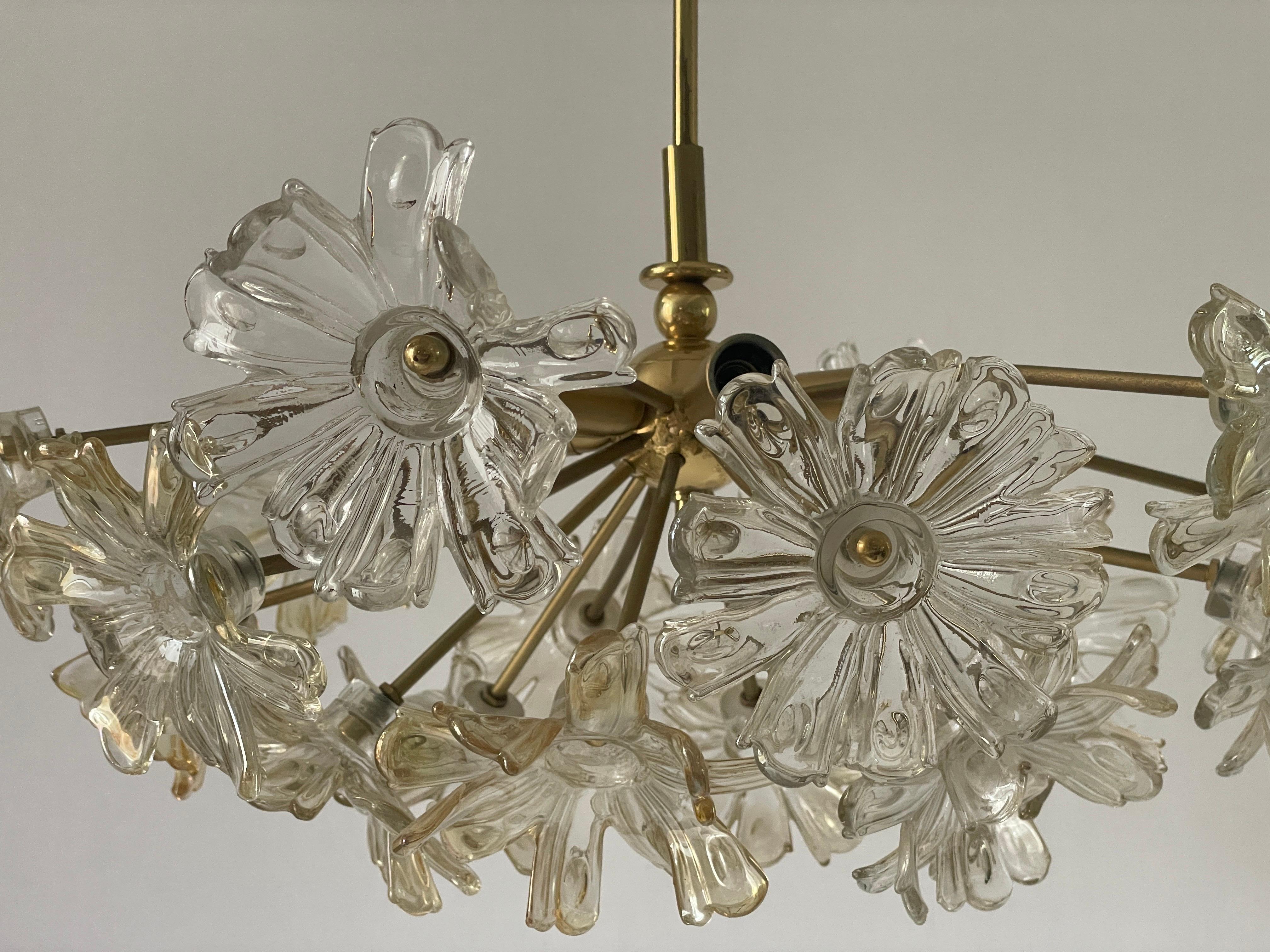 Tedesco Lampada a sospensione in cristallo e ottone a forma di fiore, anni '60, Germania in vendita