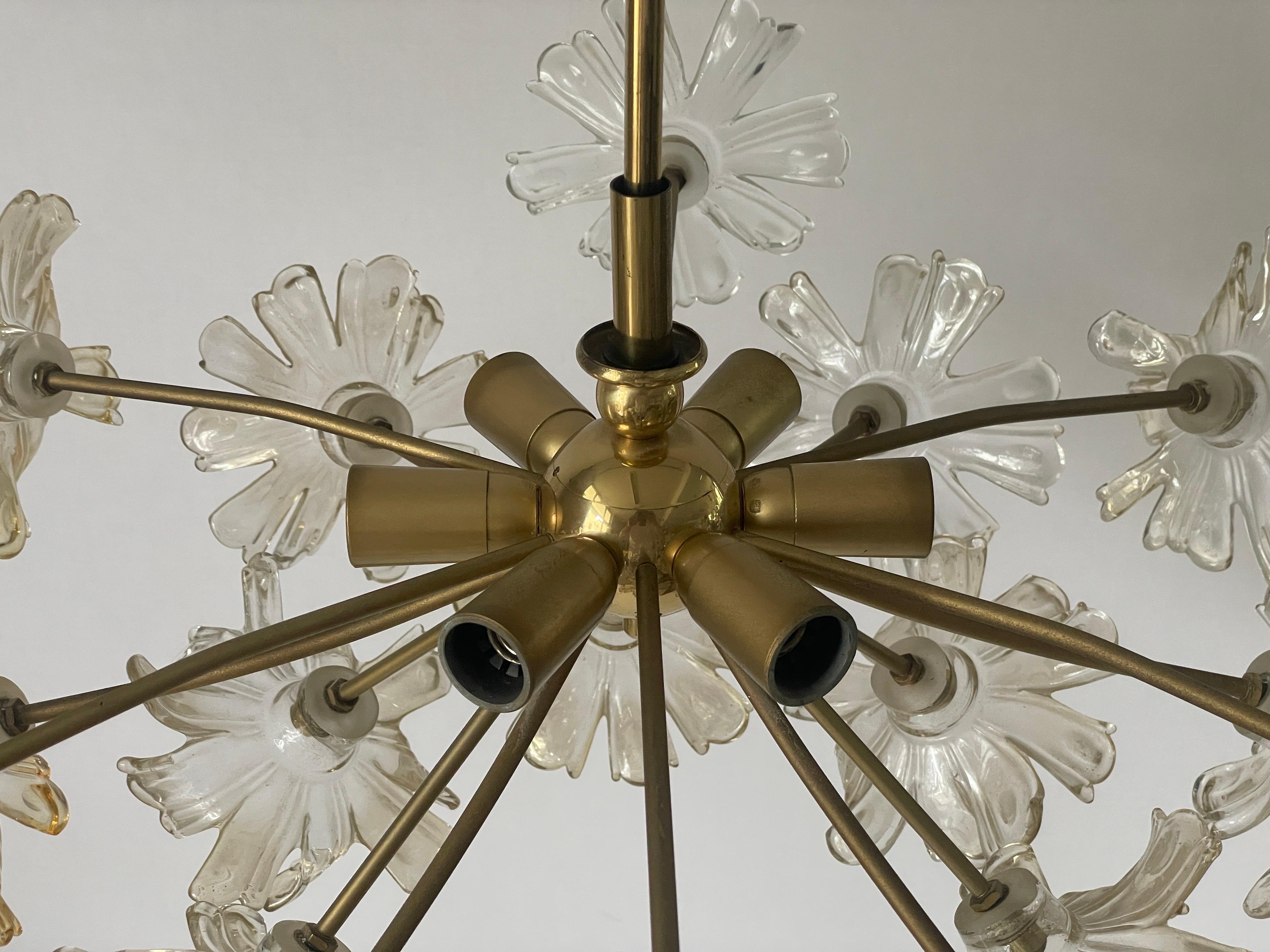 Lampada a sospensione in cristallo e ottone a forma di fiore, anni '60, Germania In condizioni ottime in vendita a Hagenbach, DE