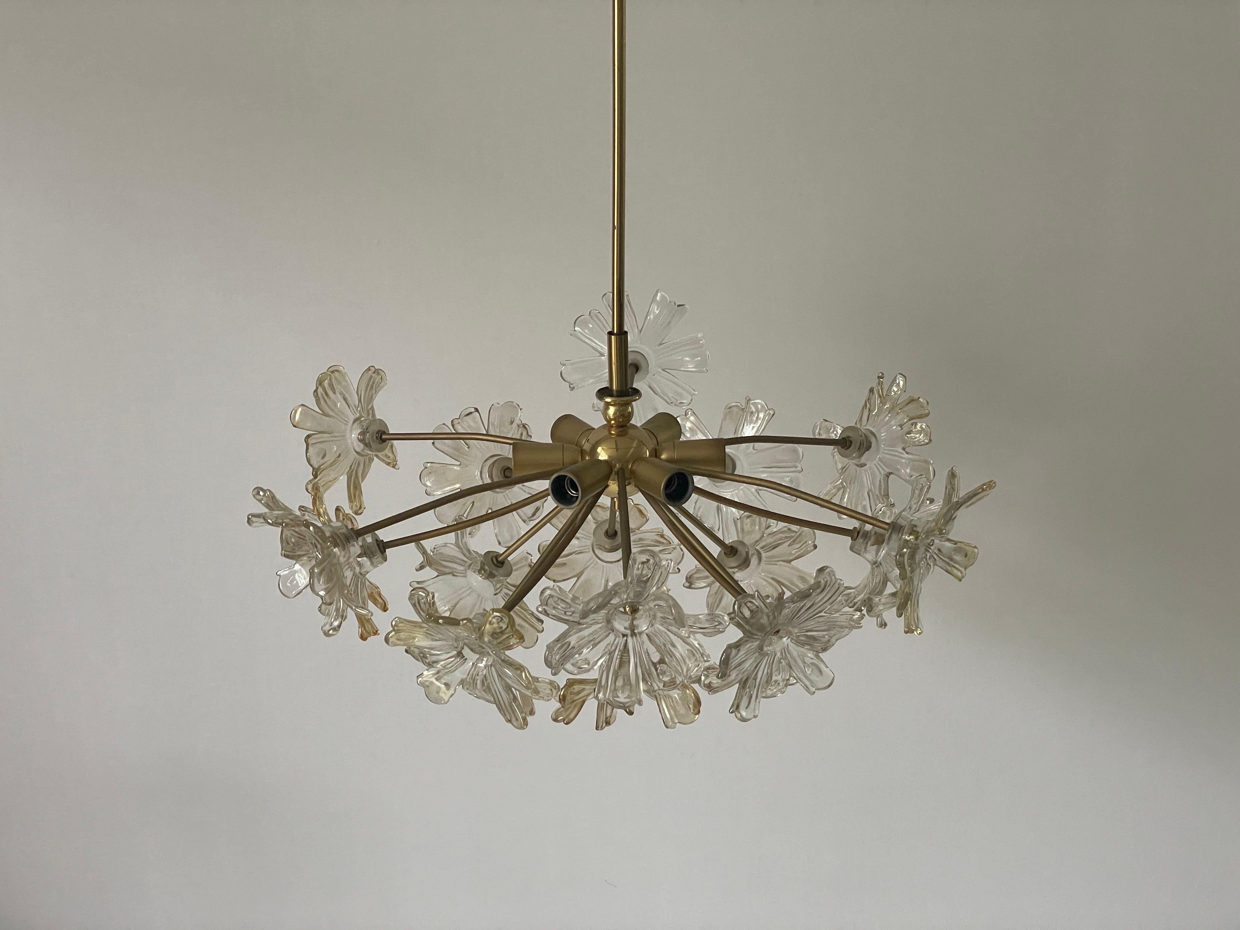 Metà XX secolo Lampada a sospensione in cristallo e ottone a forma di fiore, anni '60, Germania in vendita