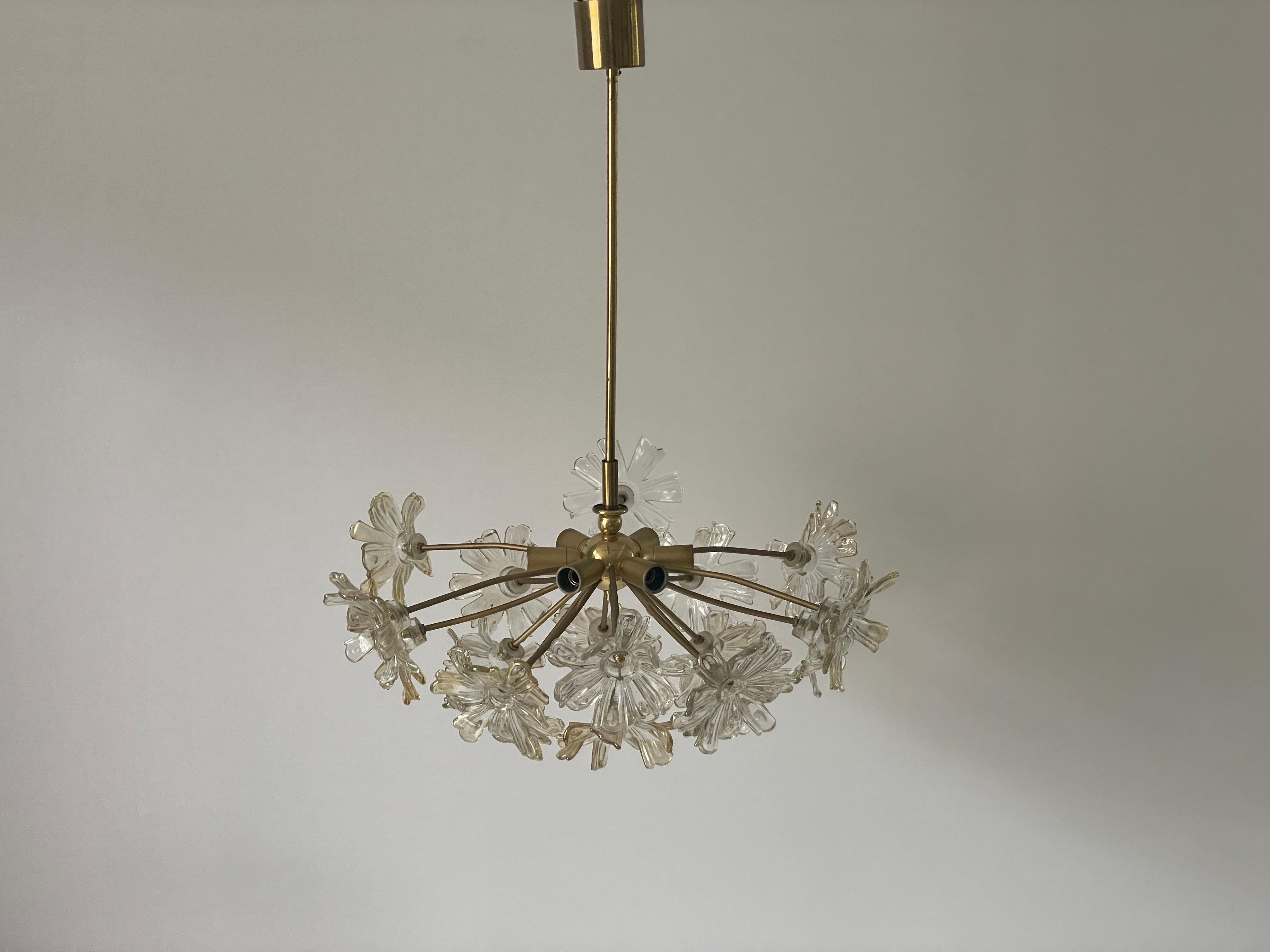 Ottone Lampada a sospensione in cristallo e ottone a forma di fiore, anni '60, Germania in vendita