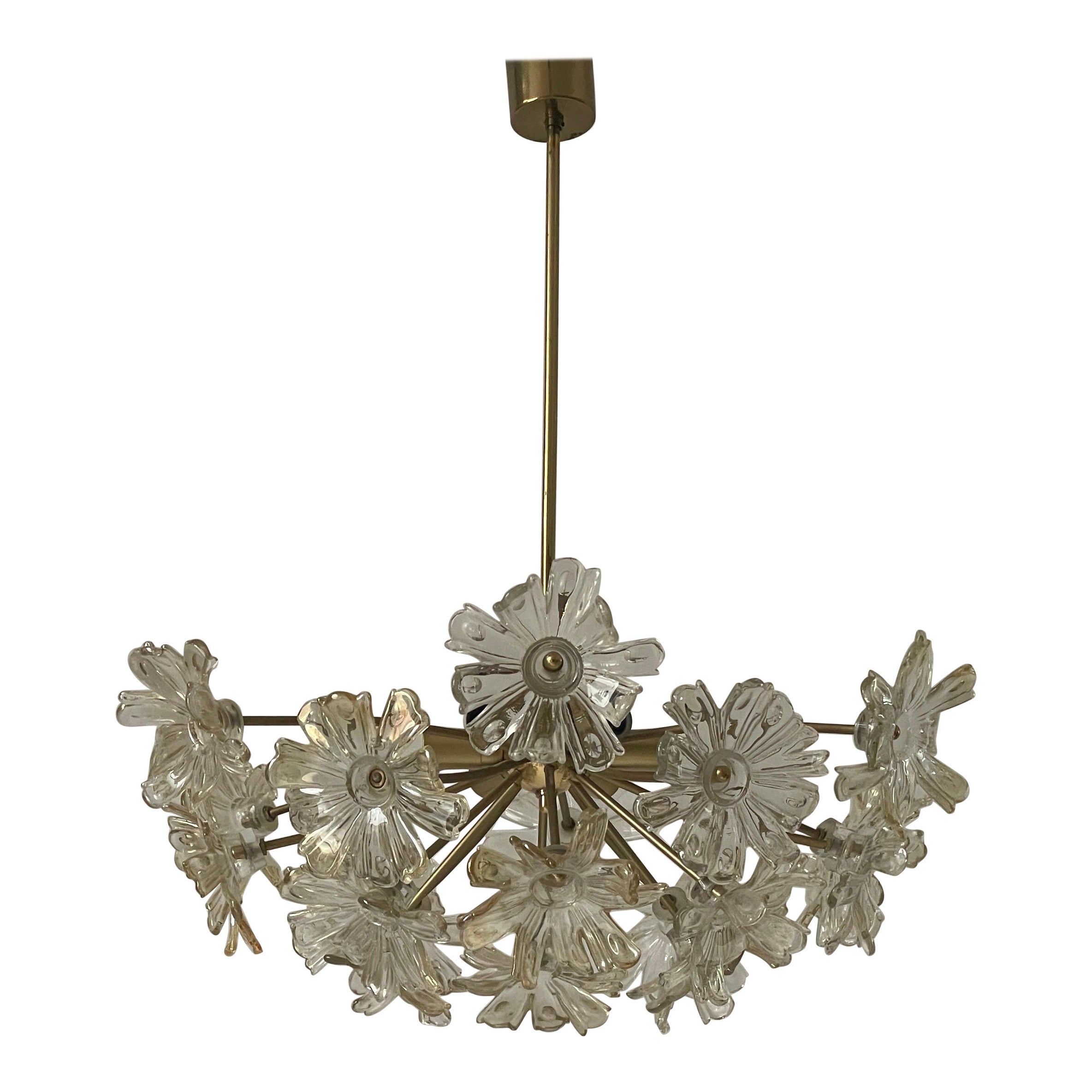 Lampada a sospensione in cristallo e ottone a forma di fiore, anni '60, Germania in vendita