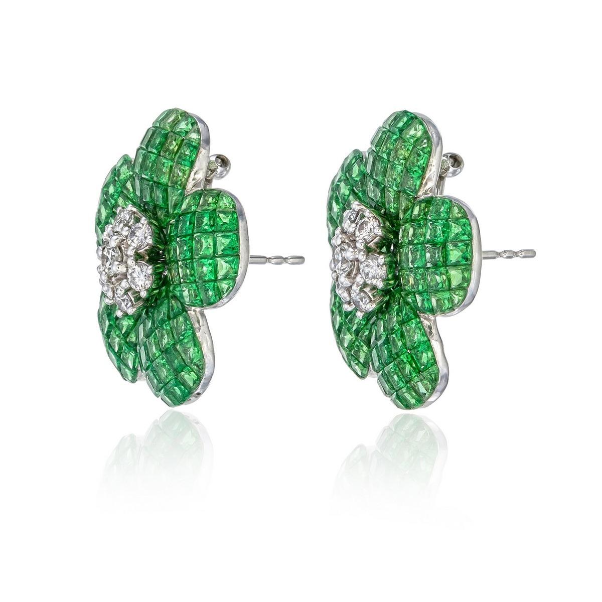 Quadrato Orecchini a forma di fiore con tsavorite invisibile incastonata e diamanti in vendita