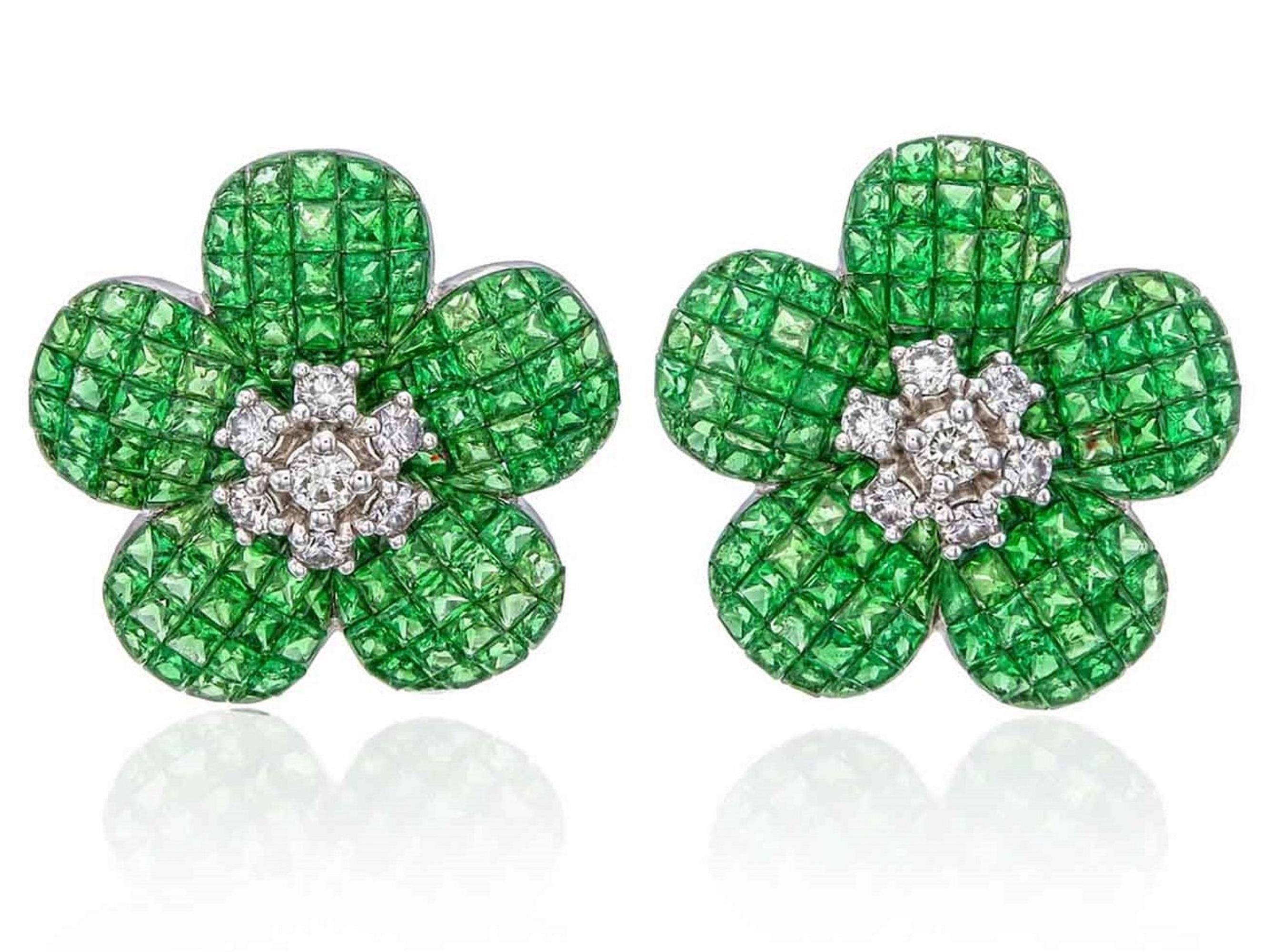 Orecchini a forma di fiore con tsavorite invisibile incastonata e diamanti in vendita 1