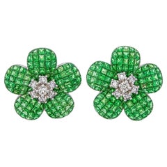 Orecchini a forma di fiore con tsavorite invisibile incastonata e diamanti