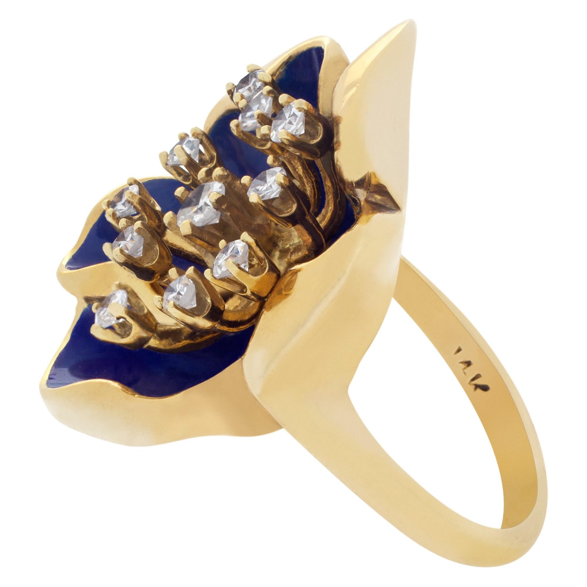 Ring aus 14 Karat Gelbgold mit Emaille und Diamanten in Blumenform (Rundschliff) im Angebot