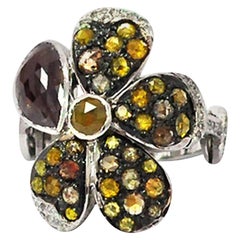 Anillo de Diamantes de Hielo en Forma de Flor en Oro Blanco de 14 Kilates