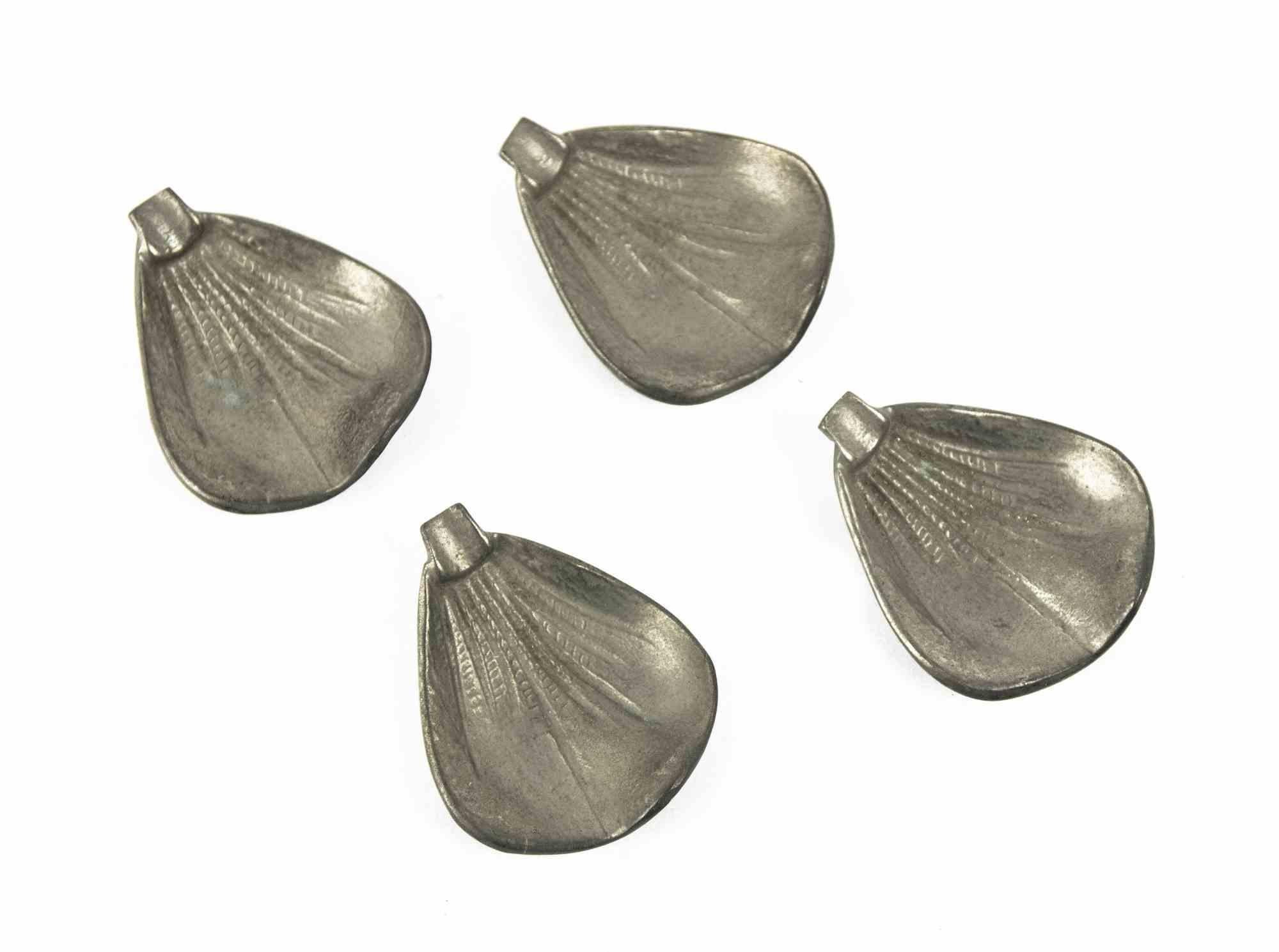 Flower shape placeholders is an original decorative set of objects realized in the half of the 20th century.

Made in Italy. 

The set includes four identical placeholders realized in metal.

The objects recalls the flower petals. 

Mint