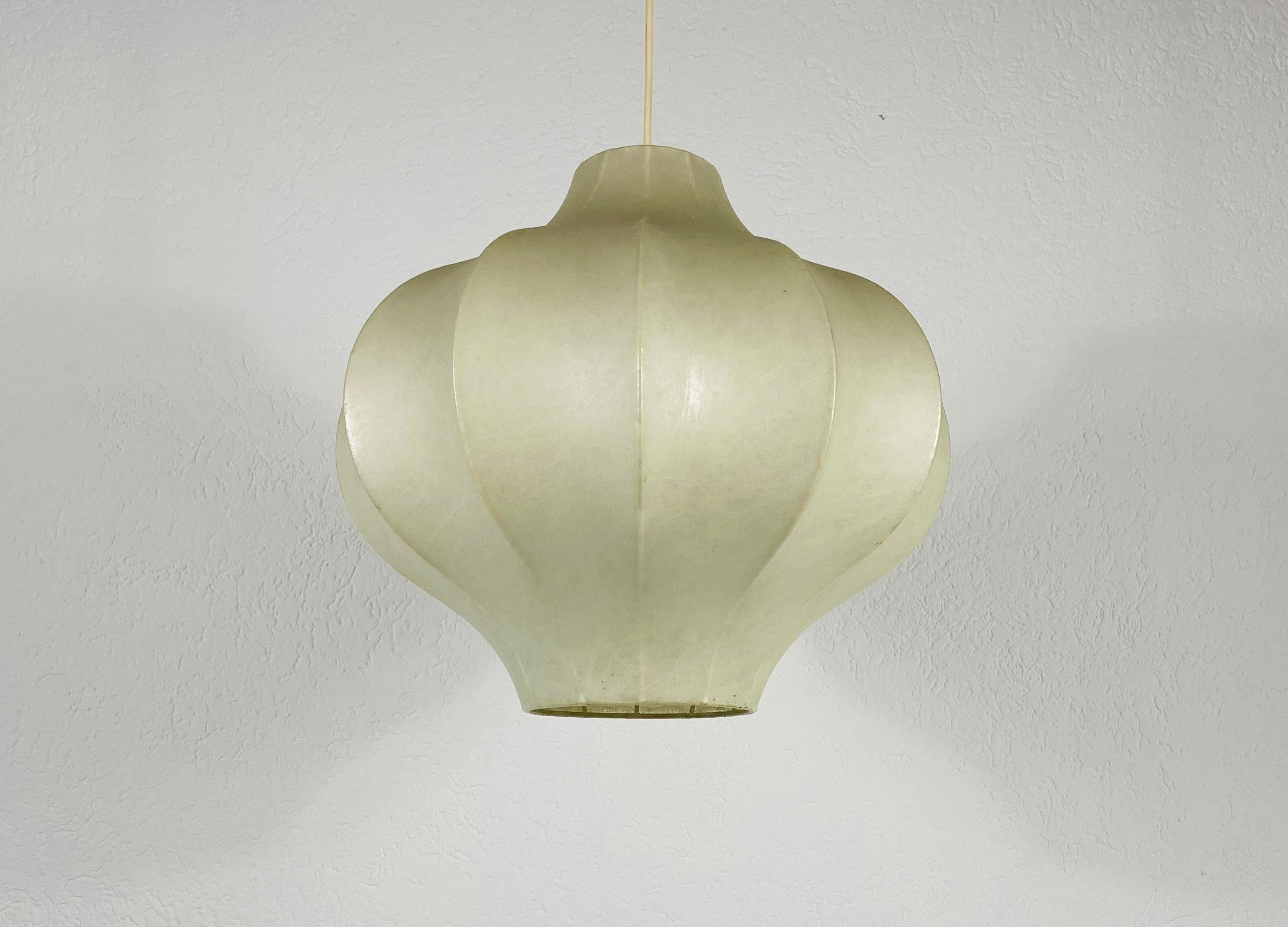 Flower Shape Mid-Century Modern Cocoon Pendant Light, 1960s, Italy In Good Condition In Hagenbach, DE