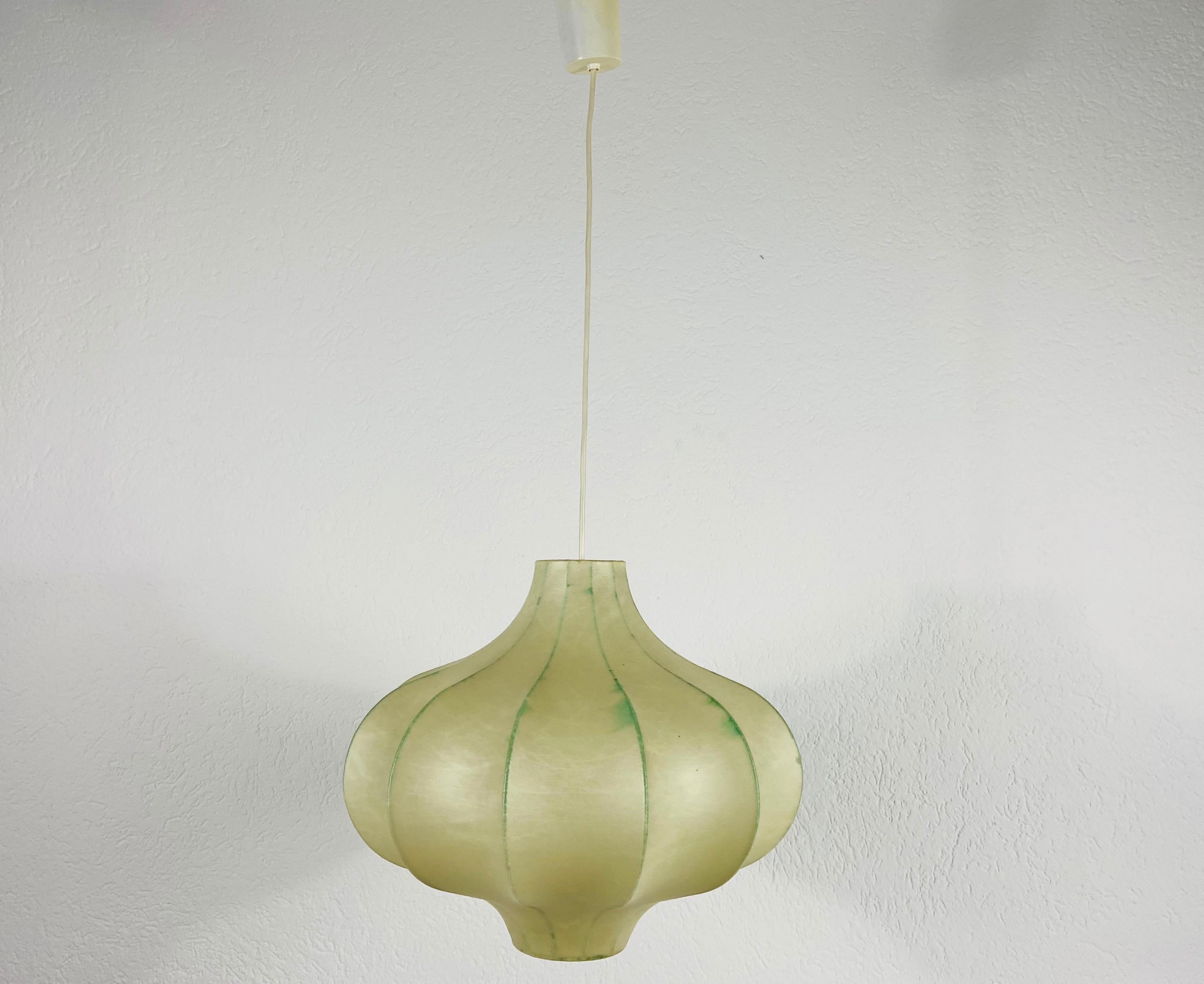 Flower Shape Mid-Century Modern Cocoon Pendant Light, 1960s, Italy In Good Condition In Hagenbach, DE