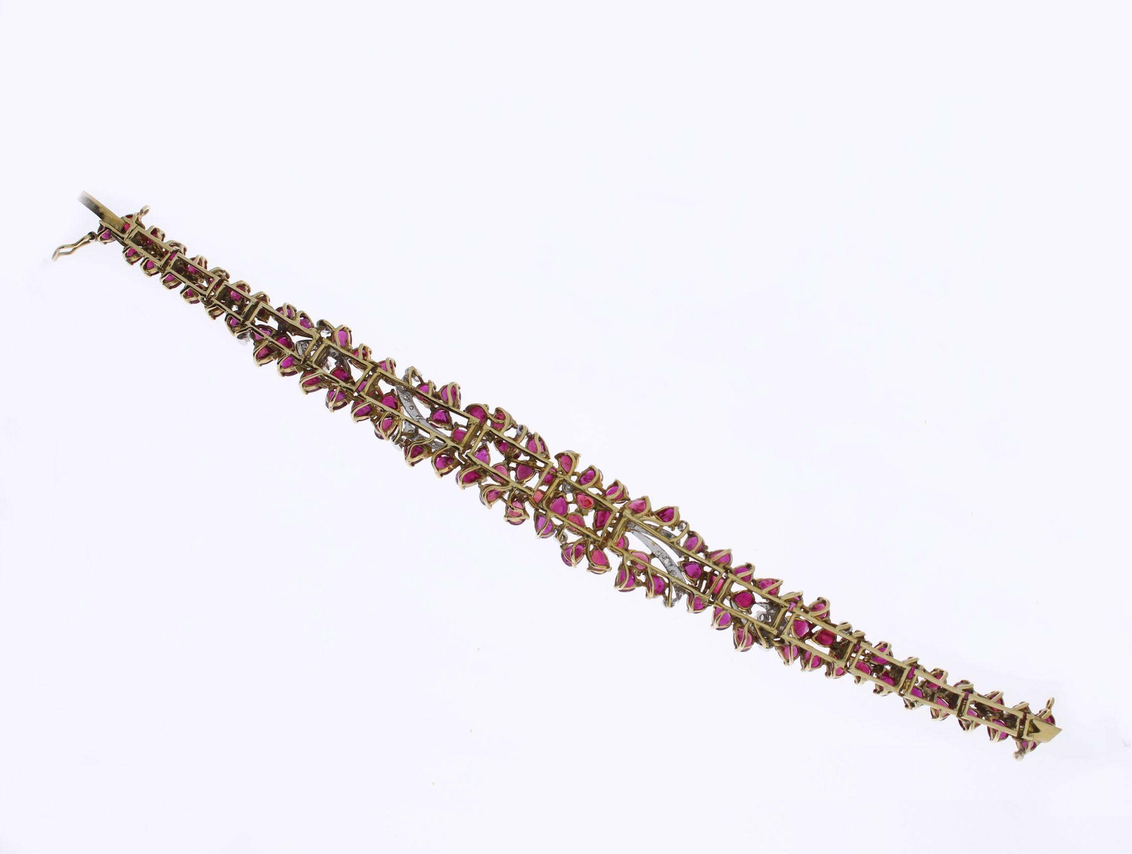 Flower Shape Ruby Diamond Yellow Gold Bracelet In Excellent Condition For Sale In Berlin, DE