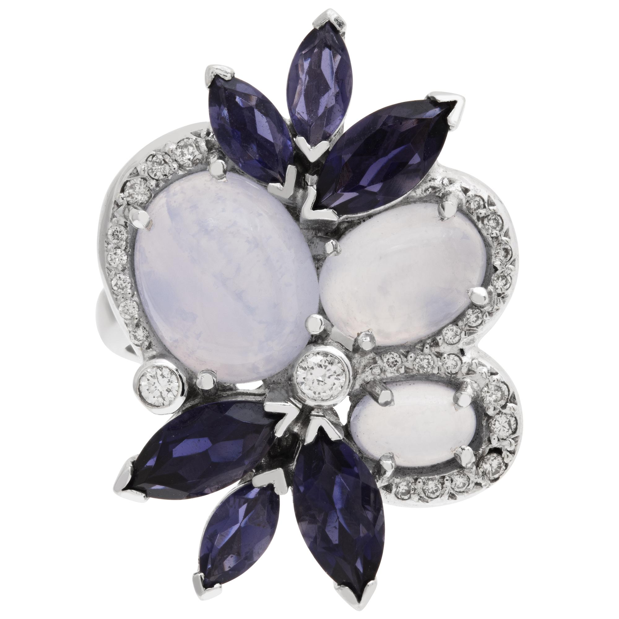 Flower shape tanzanite and diamond ring in 18k white gold. size 6This Sapphire ring is currently size 6 and some items can be sized up or down, please ask! It weighs 6.5 pennyweights and is 18k White Gold.
