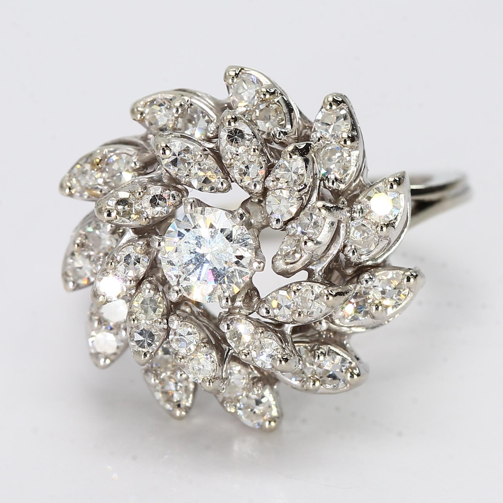 Questo splendido anello in oro bianco 18 carati a forma di fiore, ornato da 45 diamanti, attirerà sicuramente l'attenzione di tutti.

- A. Stone Info -
1x Diamante centrale SRB 0,36ct 4,5mm SI1/D
20x diamanti SRB 0.015ct 1.5mm VS2/E
24x diamanti SRB