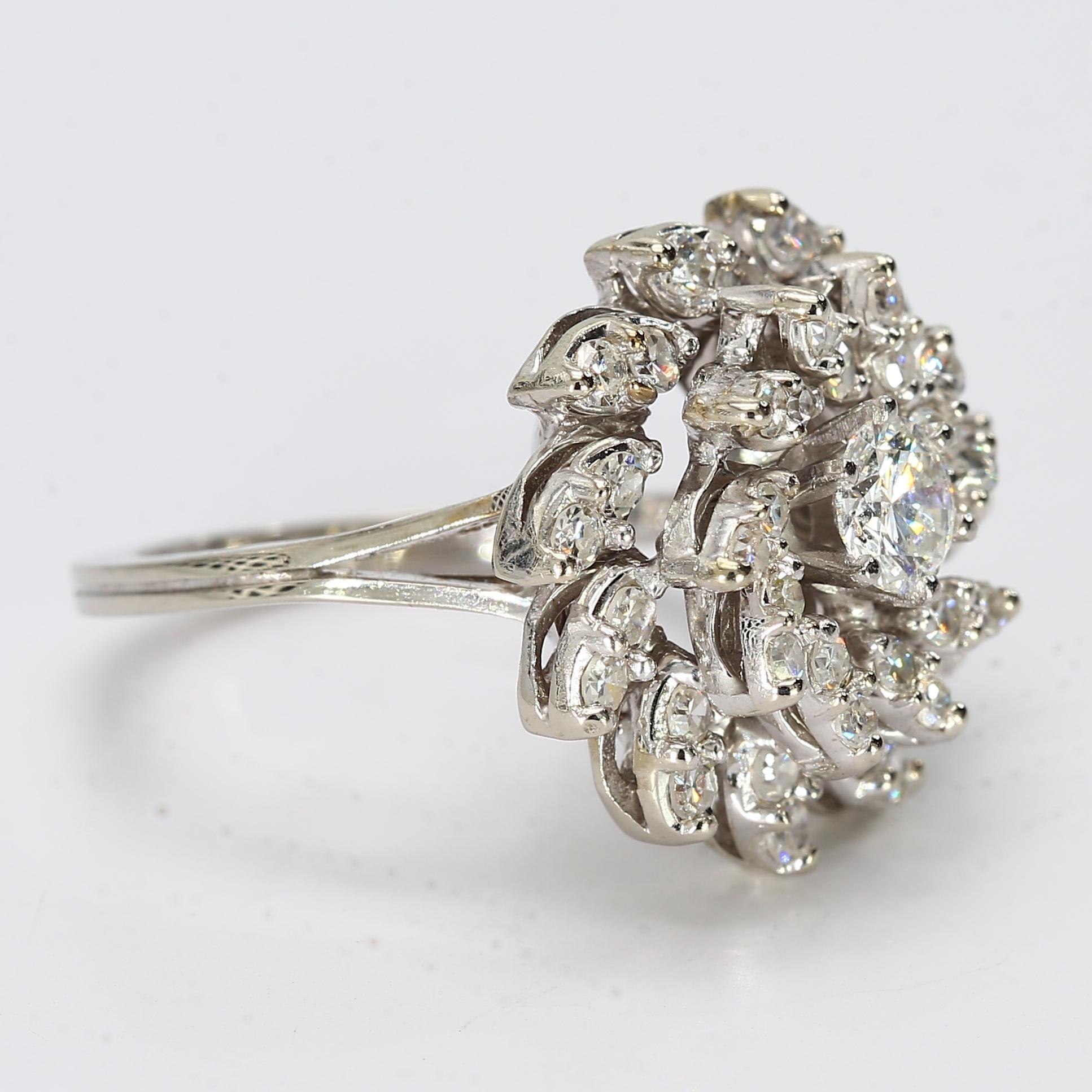 Anello con diamante in oro bianco 18k a forma di fiore - misura 5,75 In condizioni buone in vendita a Scottsdale, AZ