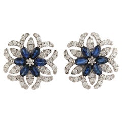 Pendientes de zafiro azul y diamantes en forma de flor, de oro blanco de 18k