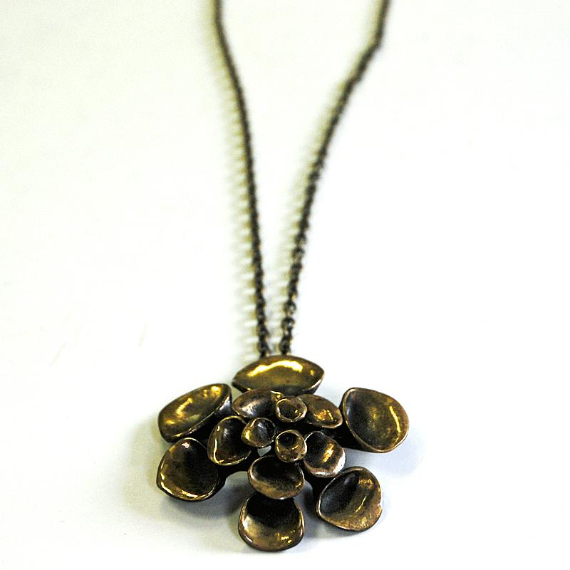 Lovely bronze pendant with the popular Reindeer Moss look designed by Hannu Ikonen for Valo Koru, Finland 1970s. Naturally bronze patina necklace with design as a flower. Good vintage condition.
Size of pendant: 6cmD. Length of chain (double): ca