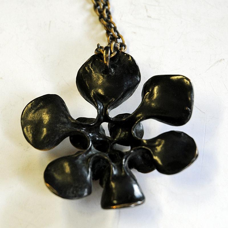Flower shaped Bronze necklace by Hannu Ikonen, Finland 1970s In Good Condition For Sale In Stokholm, SE